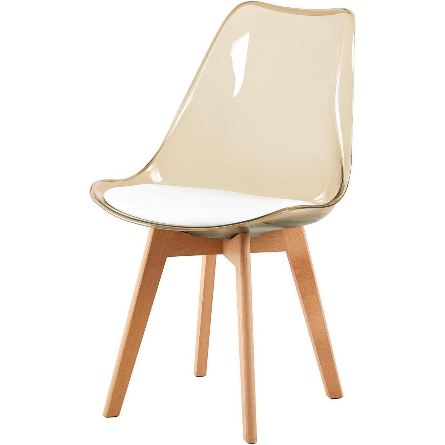 Sedia moderna con scocca marrone trasparente, cuscino bianco e gambe in legno chiaro su sfondo bianco.