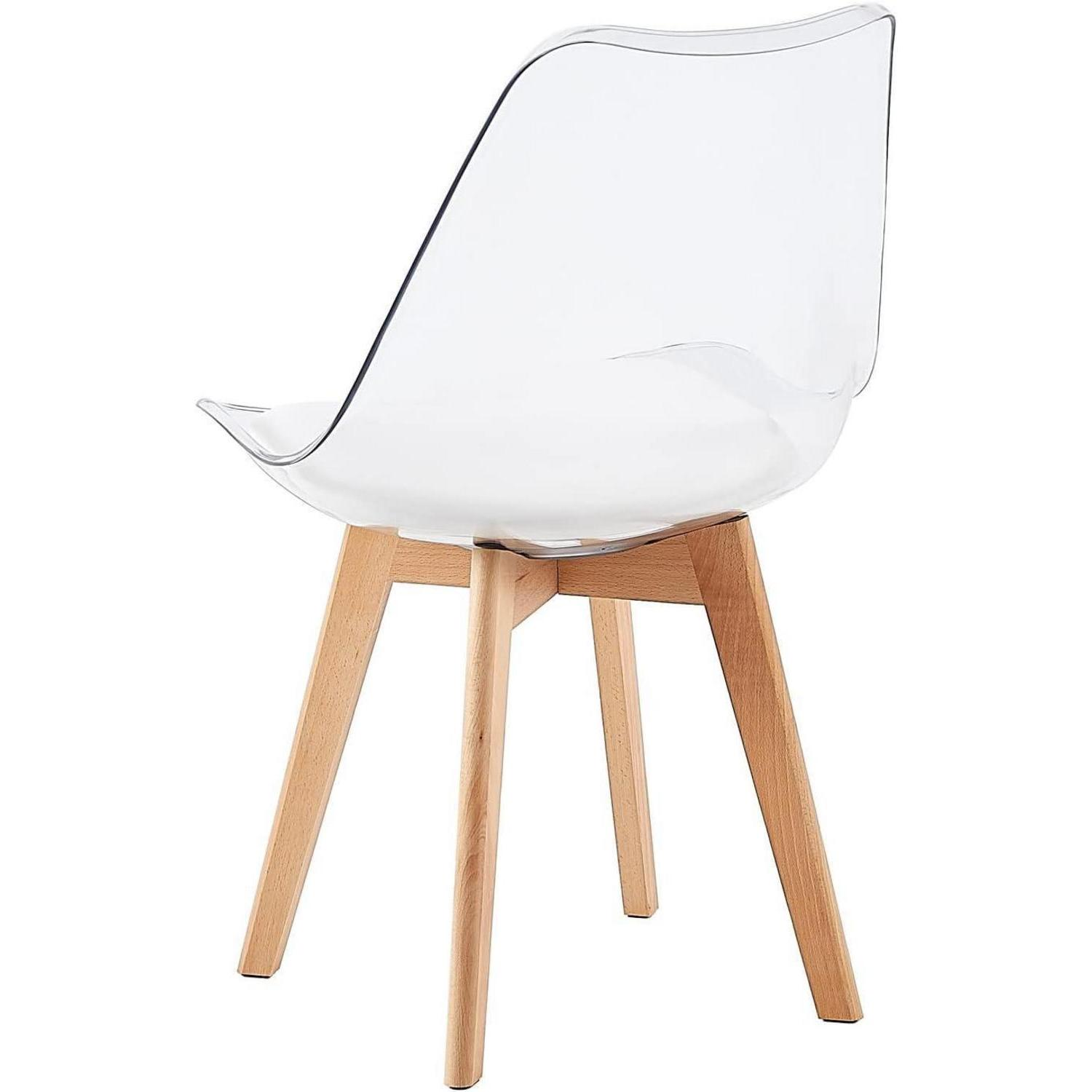 Sedia moderna con scocca in plastica trasparente e quattro gambe in legno chiaro su sfondo bianco.
