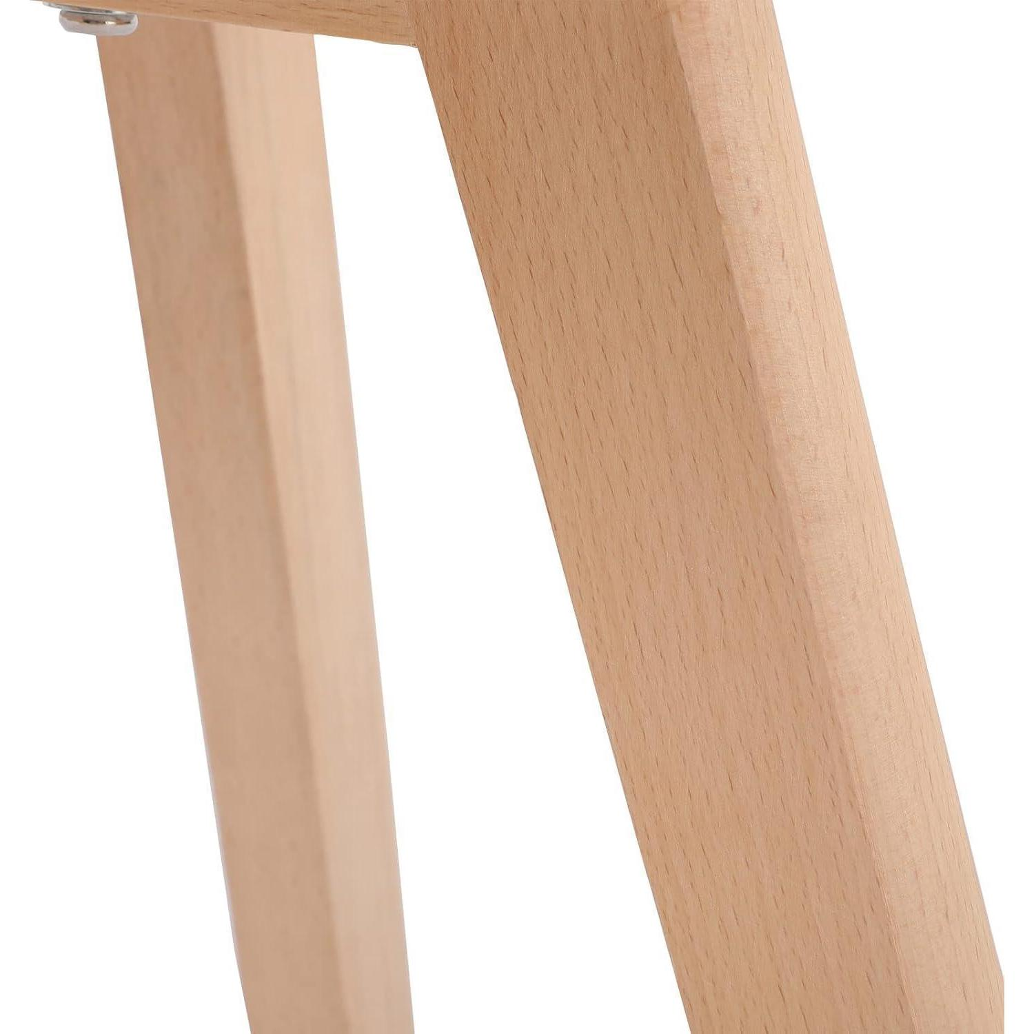 Primo piano di due gambe di mobili in legno chiaro su sfondo bianco.