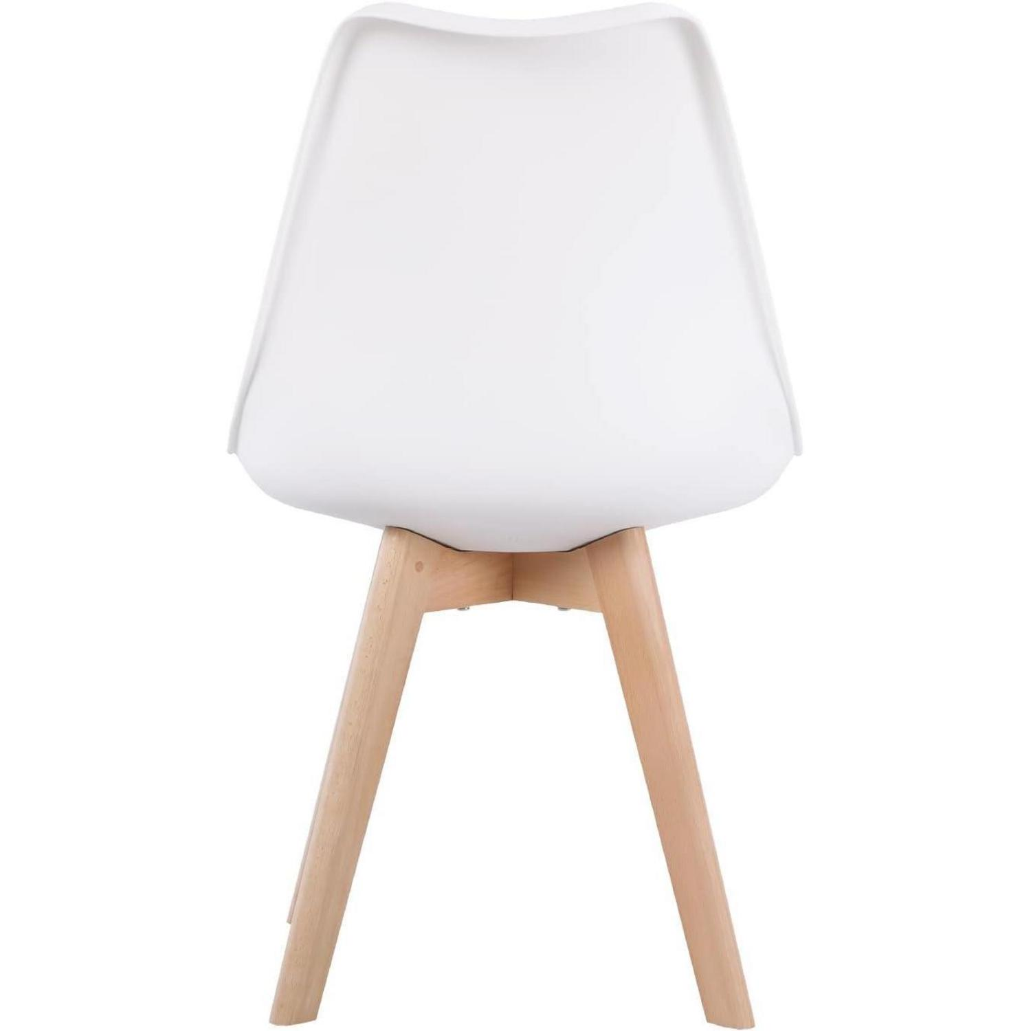 Sedia in plastica bianca con quattro gambe in legno chiaro su sfondo bianco.