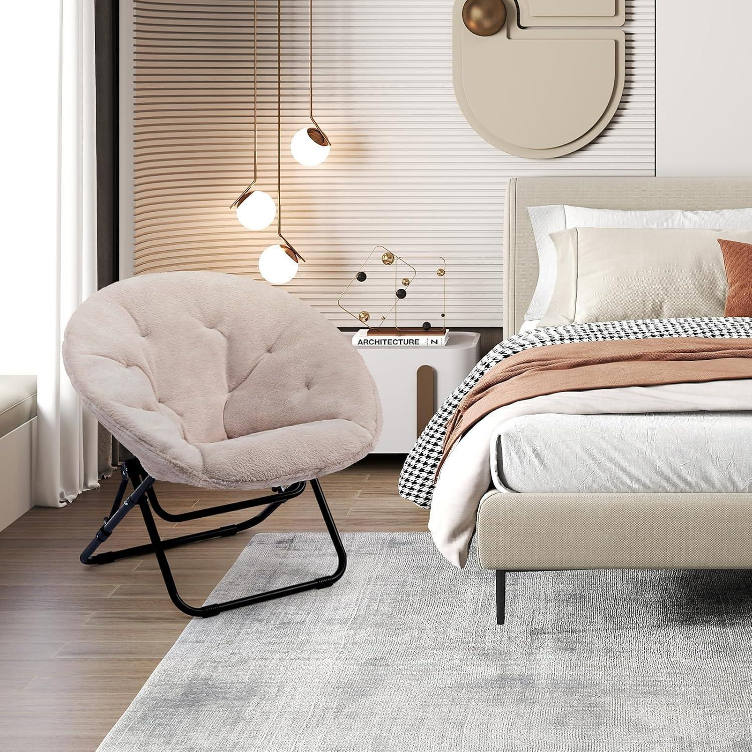 Una comoda poltrona a sacco beige con struttura in metallo nero in una camera da letto moderna.