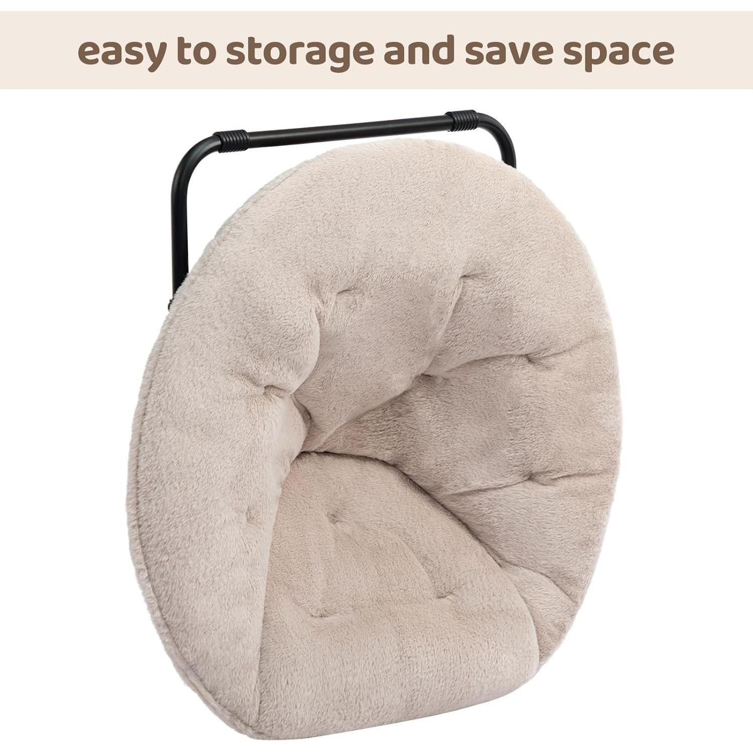Una sedia a coppa pieghevole in peluche beige con struttura in metallo nero.