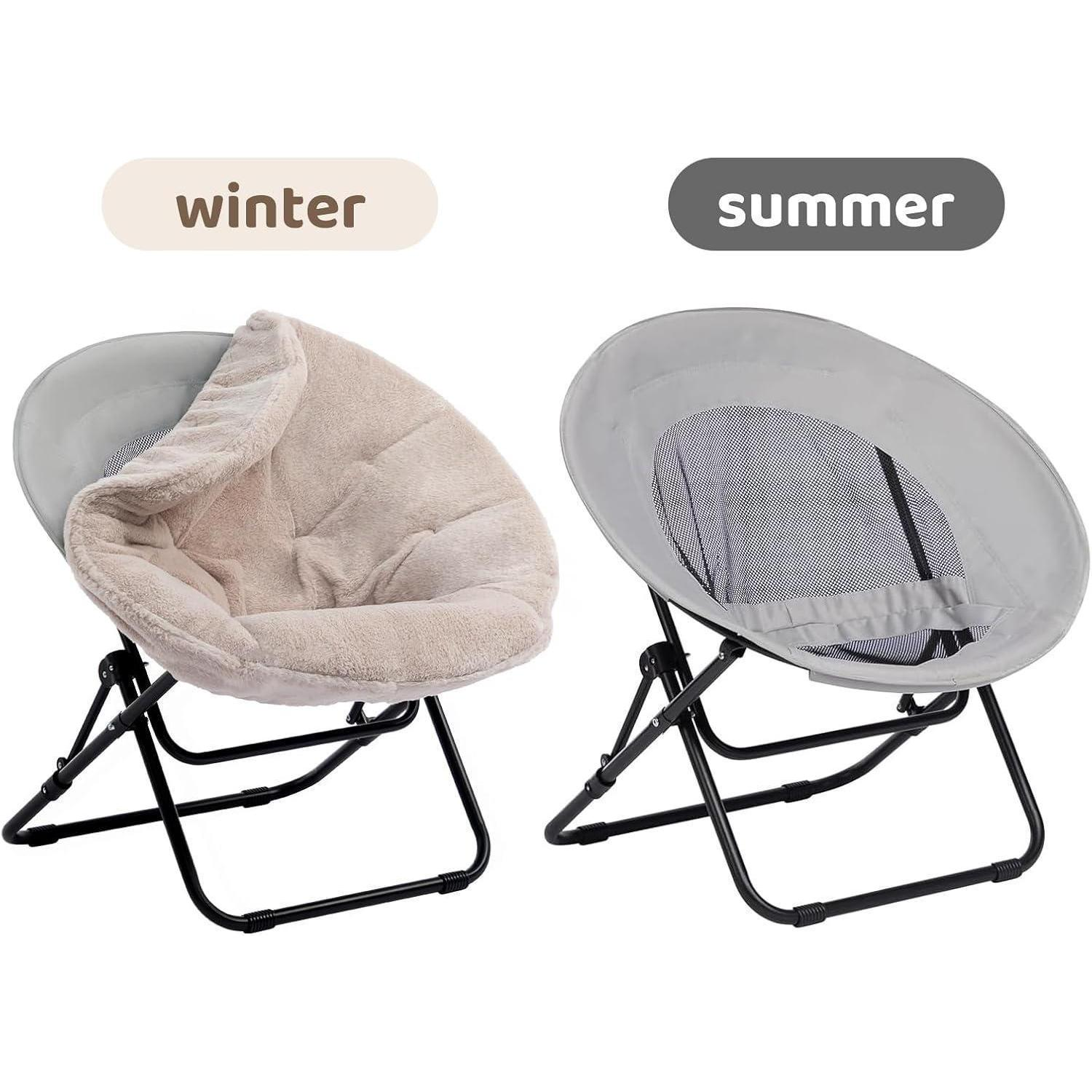 Una sedia a piattino pieghevole mostrata in inverno con cuscino e in estate con rete.