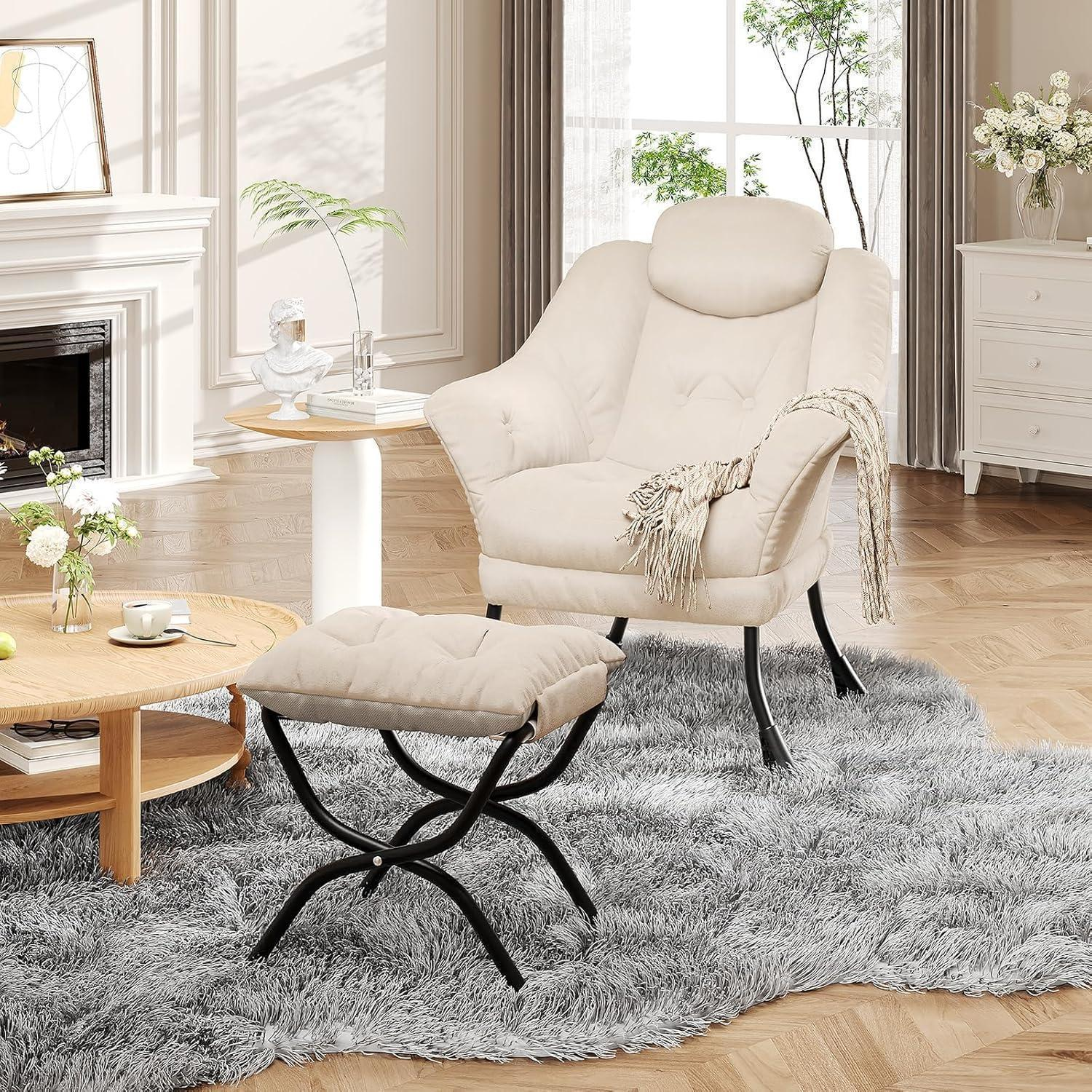 Poltrona beige con poggiapiedi coordinato su un soffice tappeto grigio in un luminoso soggiorno.