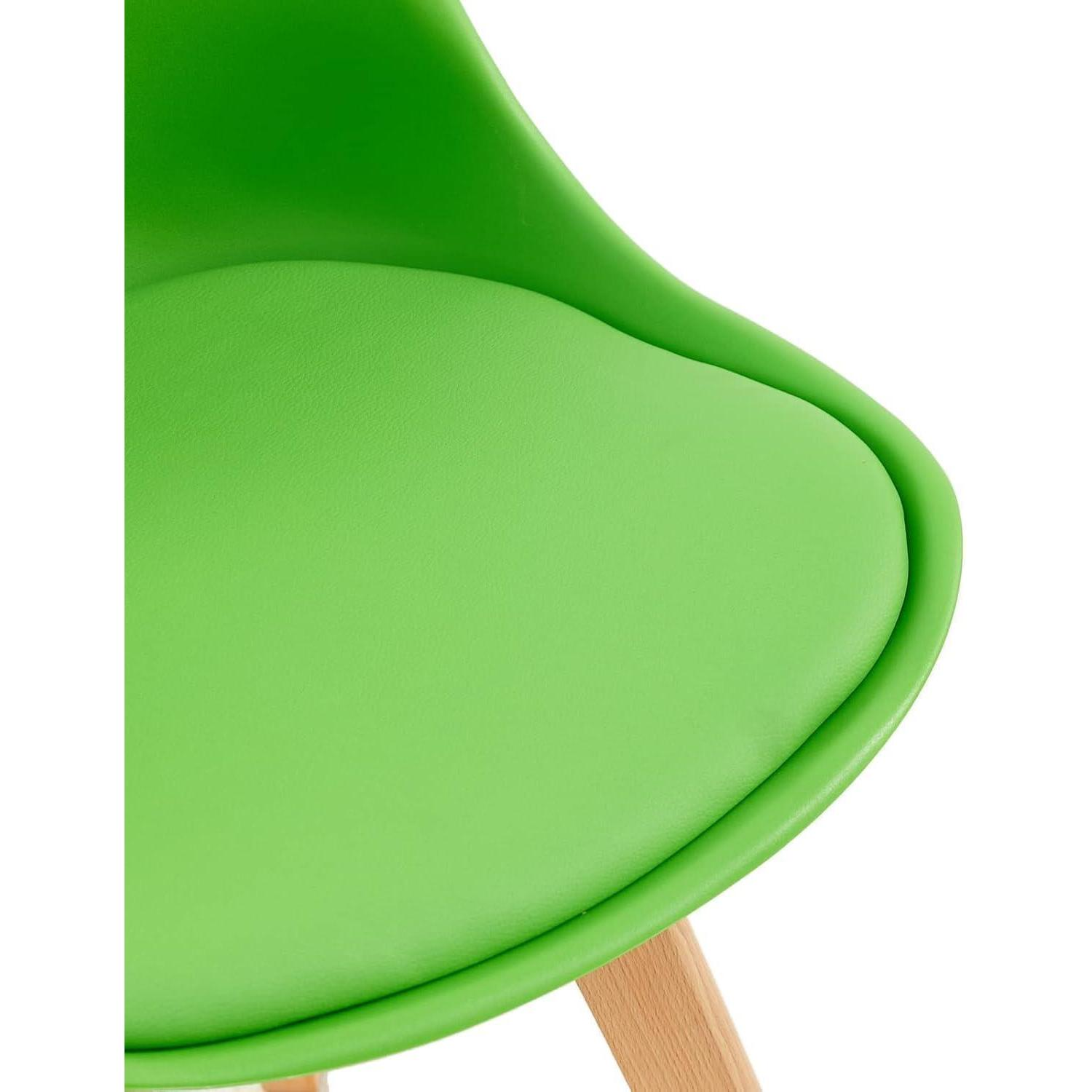 Primo piano della seduta verde brillante di una sedia con gambe in legno su sfondo bianco.