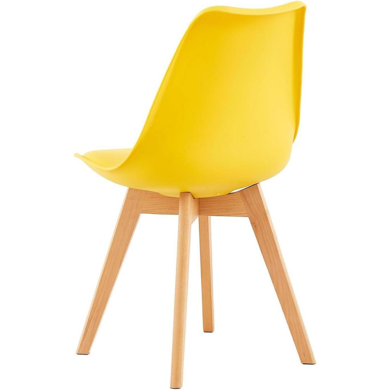 Una sedia gialla con quattro gambe in legno chiaro su sfondo bianco.
