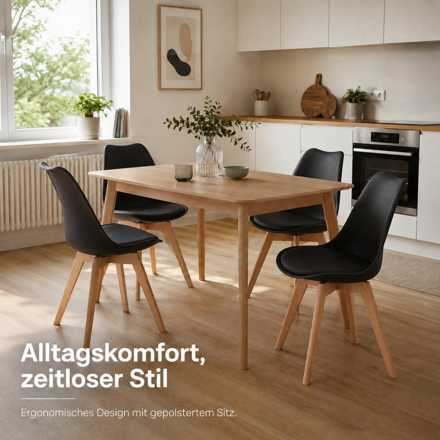 Un tavolo da pranzo in legno con quattro sedie nere in una cucina moderna e luminosa con mobili bianchi.