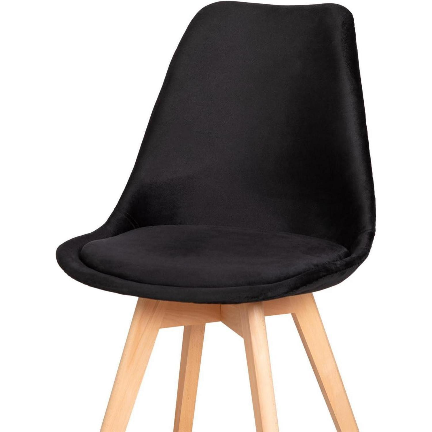 Una sedia da pranzo in velluto nero con seduta imbottita e gambe in legno chiaro su sfondo bianco.