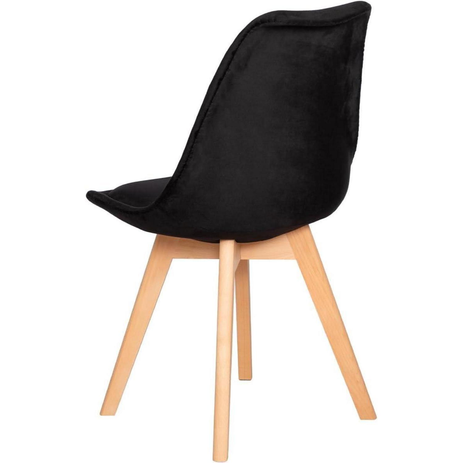 Una sedia nera con gambe in legno su sfondo bianco.