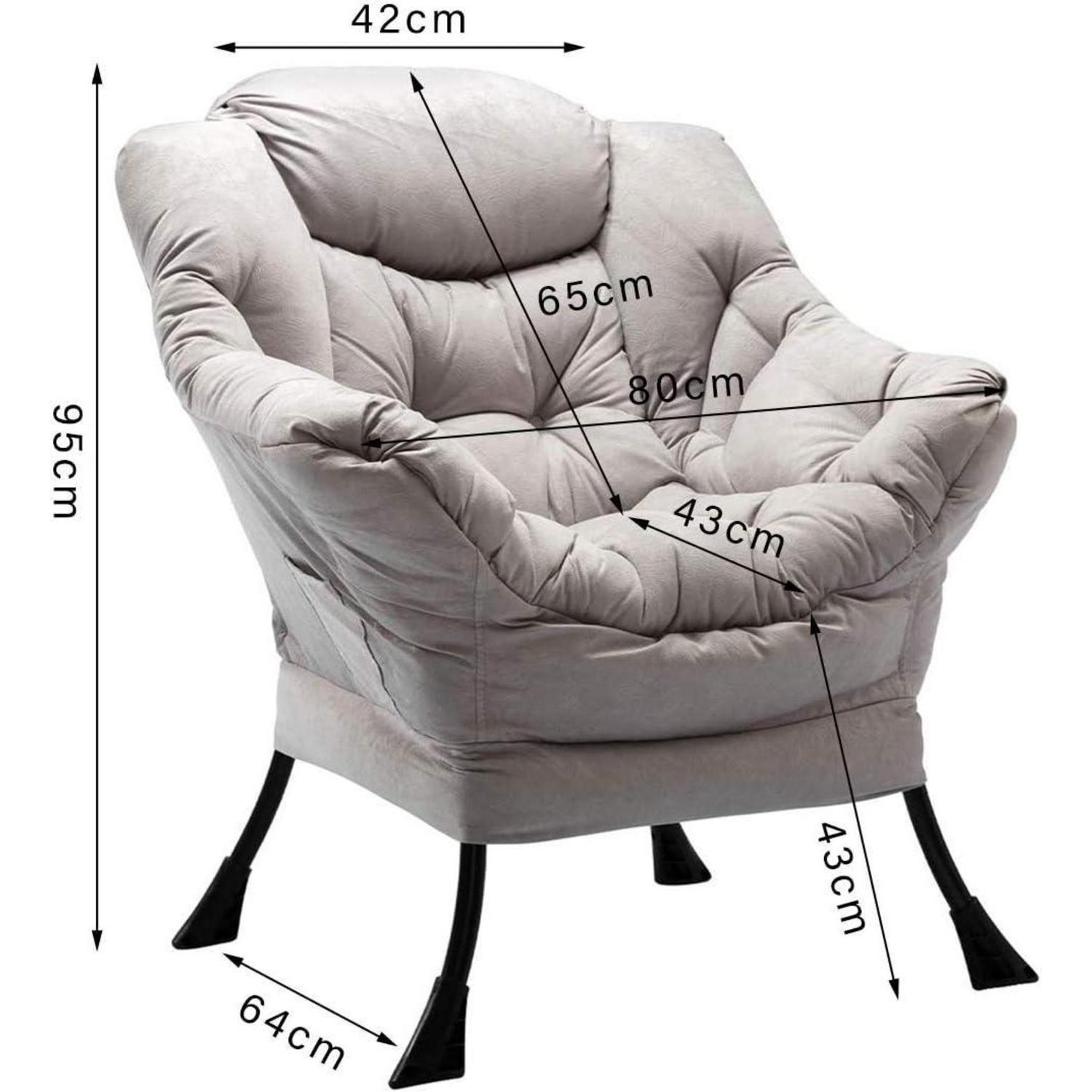 Poltrona imbottita grigia con gambe in metallo nero e misure in centimetri.