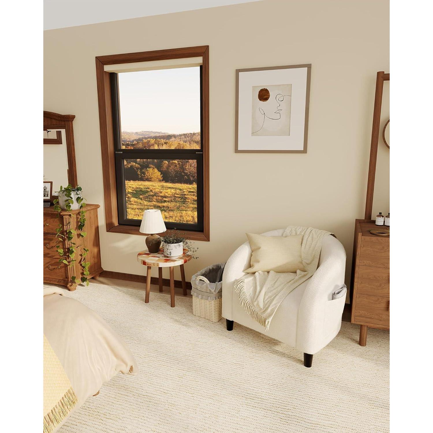 Accogliente camera da letto con poltrona bianca, tavolino in legno, lampada e vista panoramica dalla finestra.