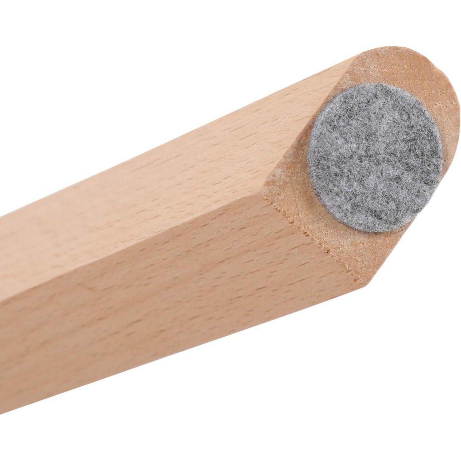 Gamba di sedia in legno con un feltrino grigio alla base su sfondo bianco.