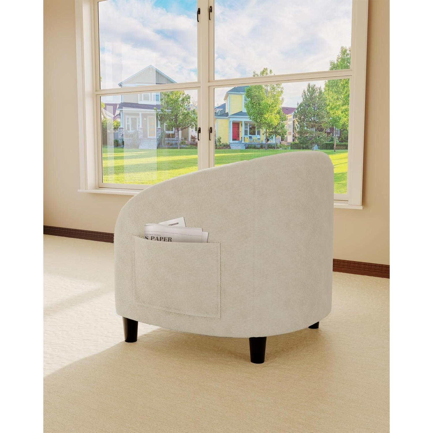 Poltrona beige con tasca laterale per giornali davanti a una grande finestra con vista sulle case.