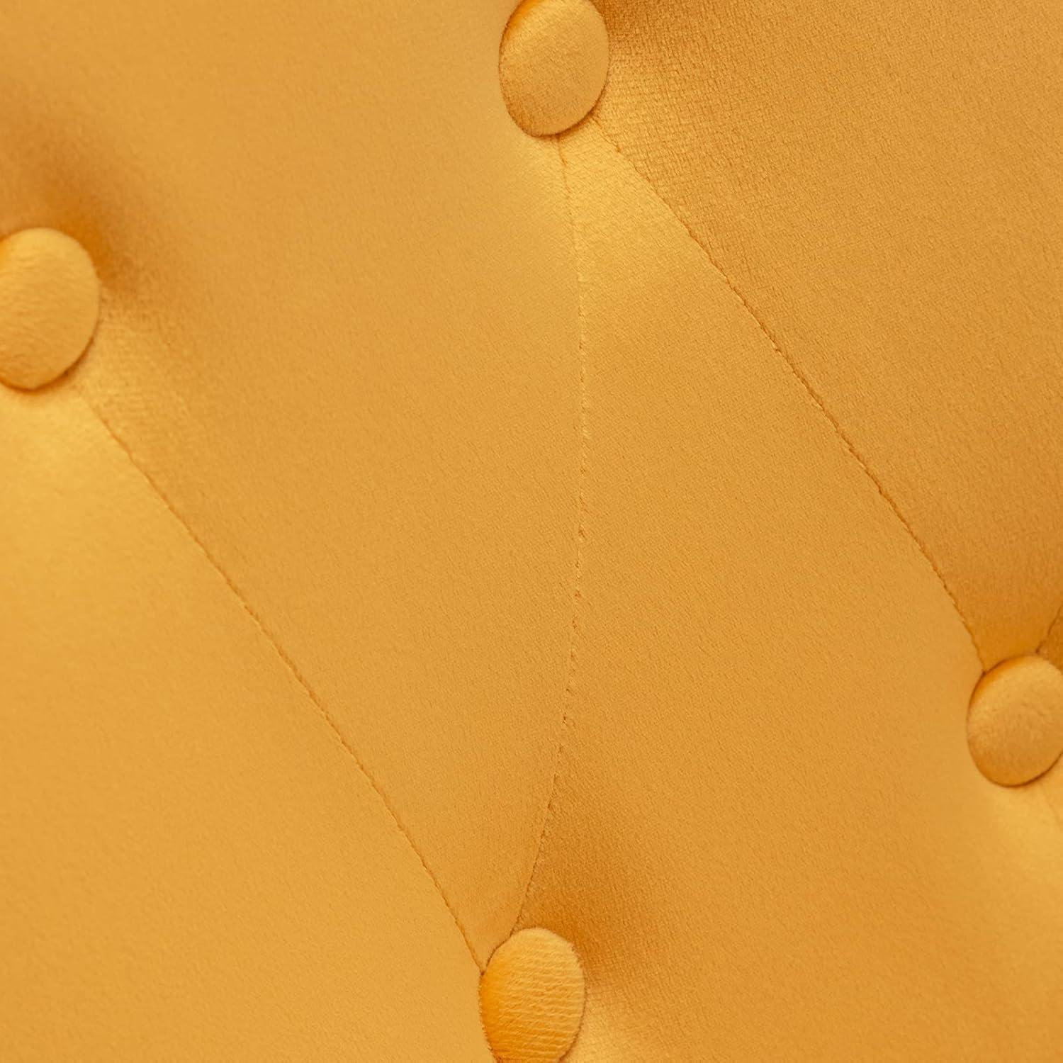 Primo piano di tessuto di velluto giallo con motivo trapuntato e bottoni rotondi.