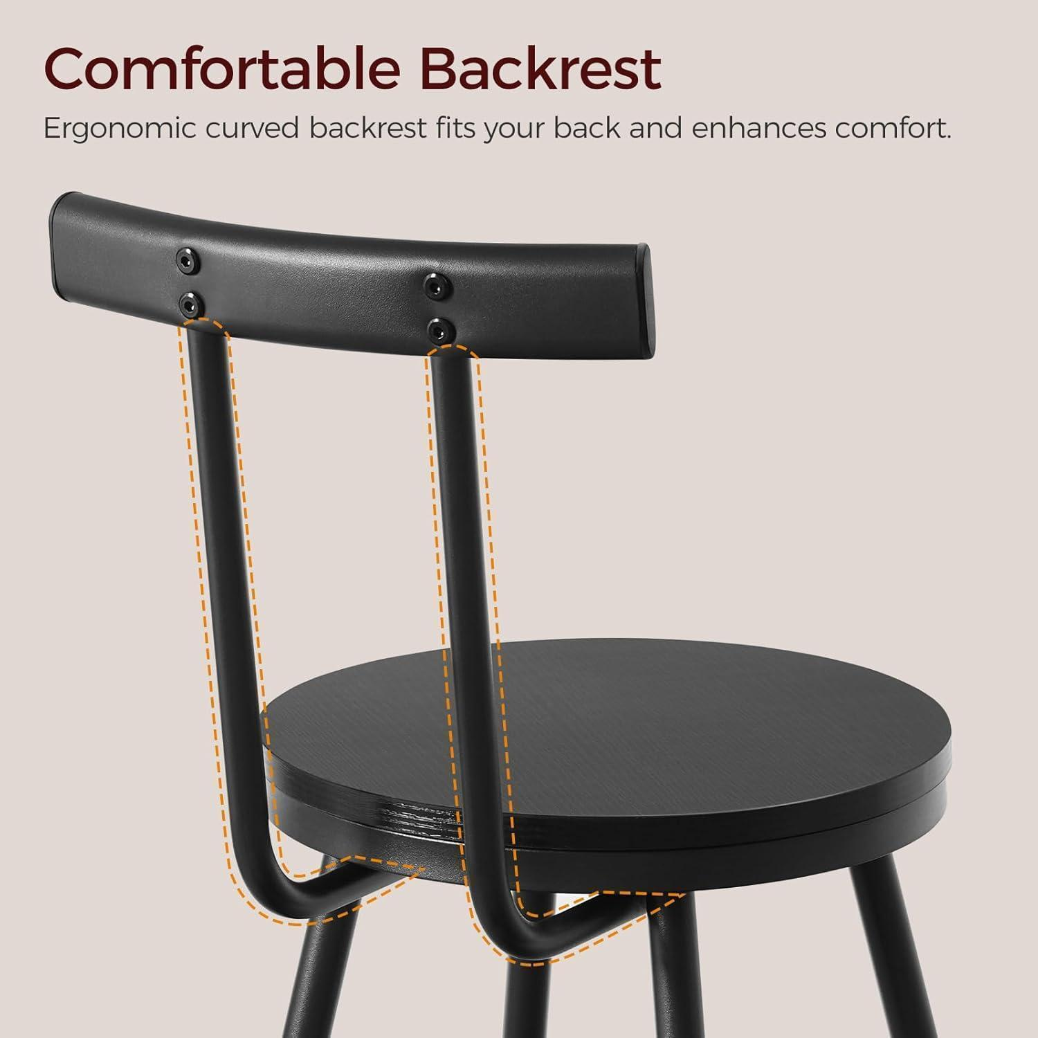 Sedia nera con schienale curvo ed ergonomico su sfondo beige con testo.