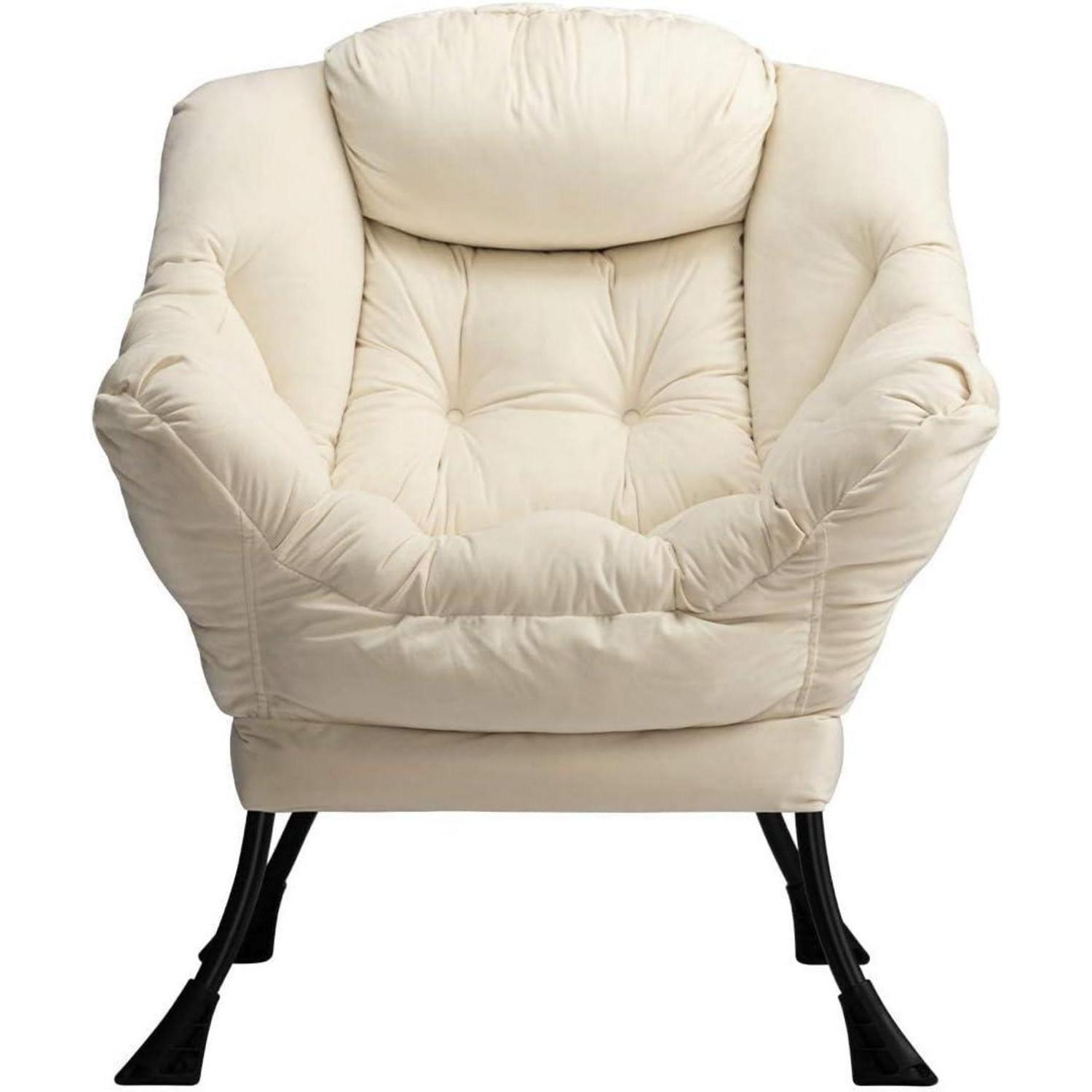 Poltrona imbottita color crema con gambe in metallo nero su sfondo bianco.