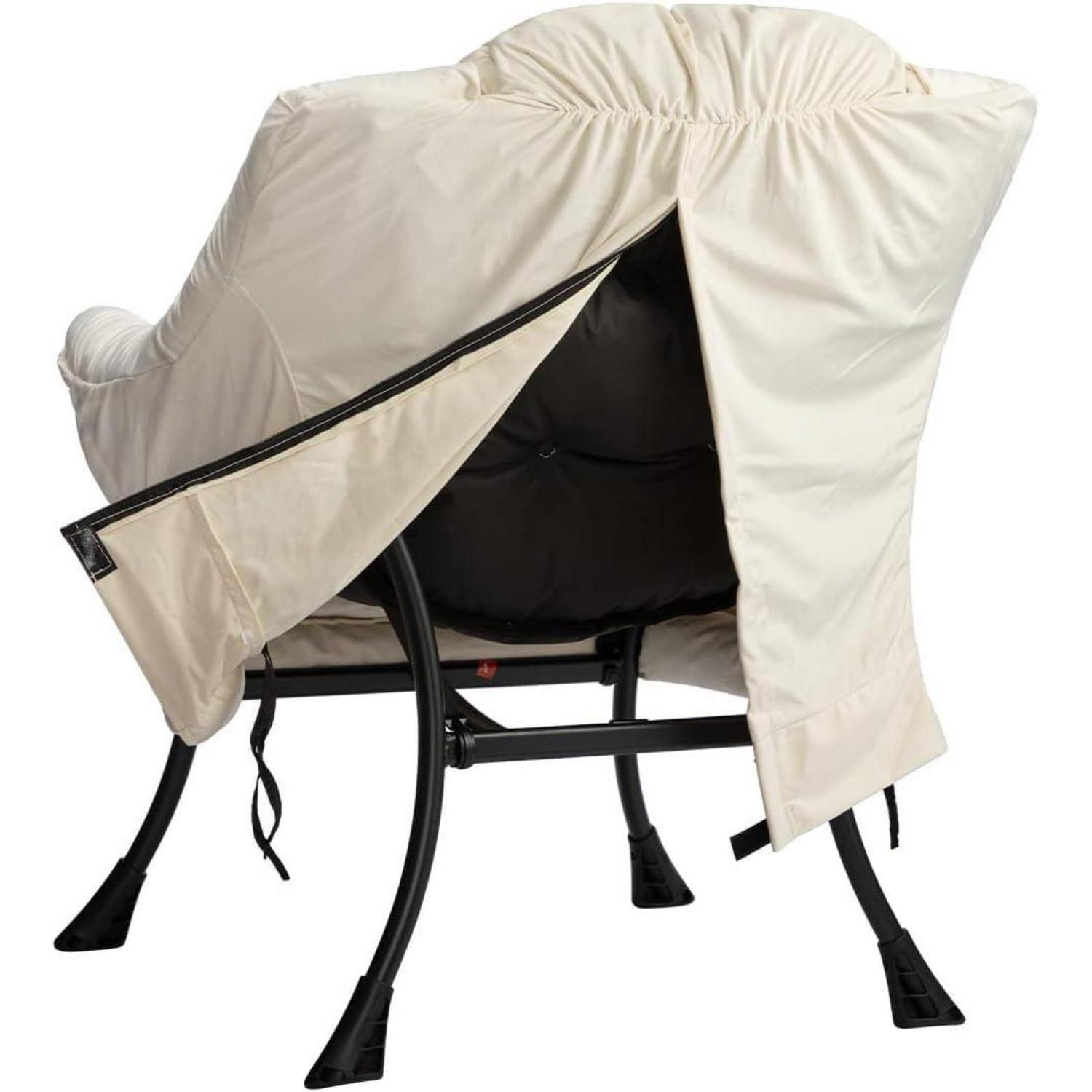 Una fodera beige viene chiusa con la cerniera sul retro di una poltrona.