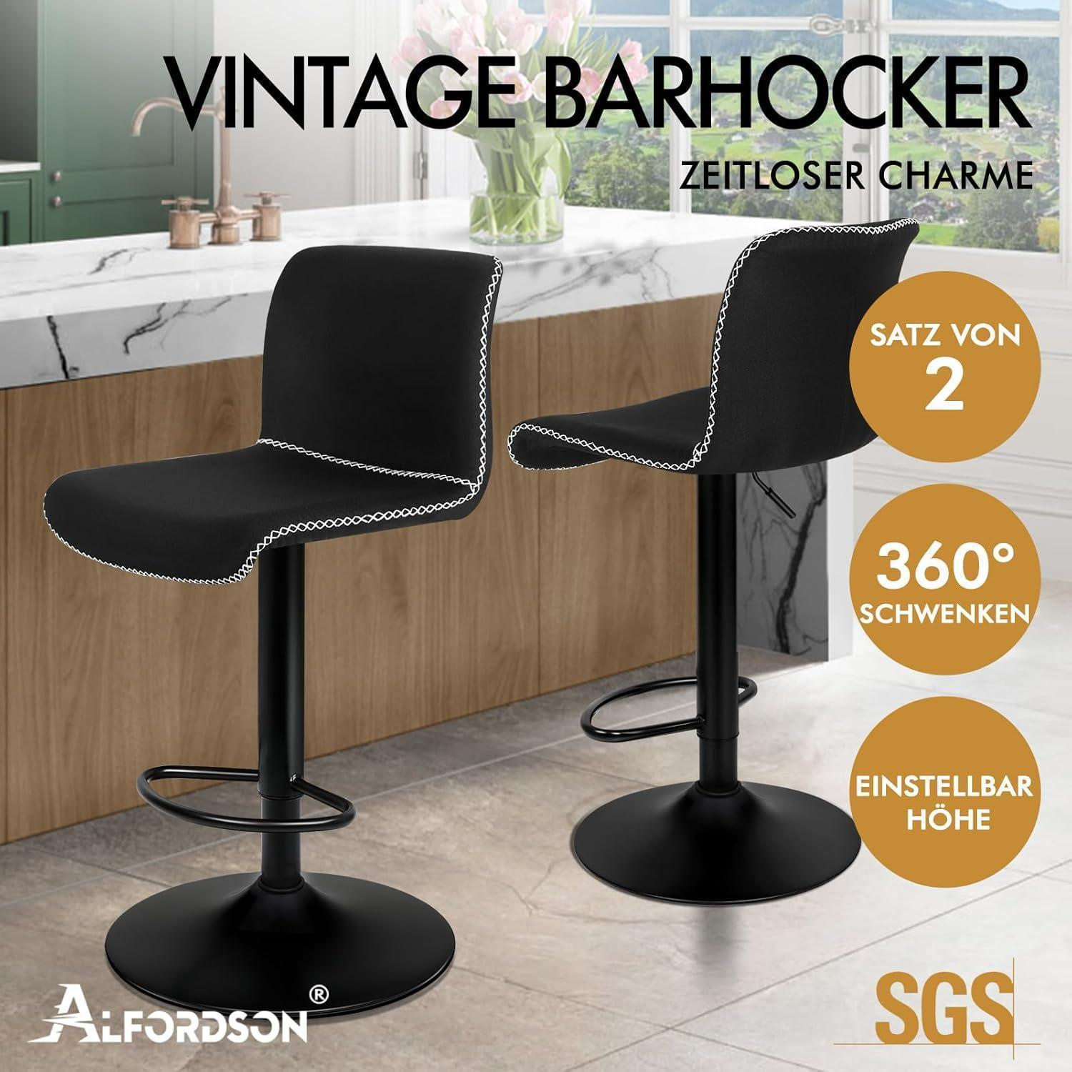 Due sgabelli da bar neri in stile vintage con cuciture bianche in una cucina moderna.