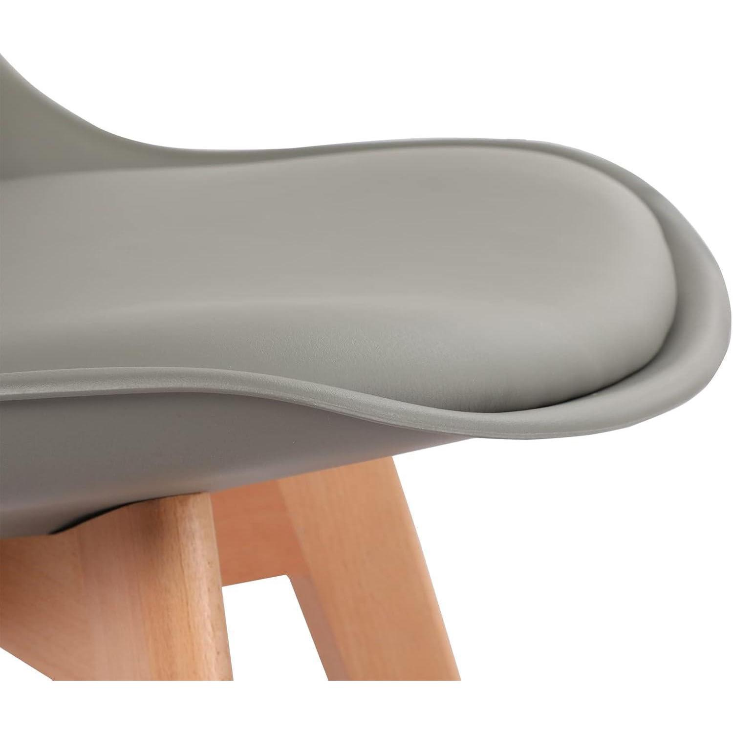 Primo piano di una seduta grigia con cuscino su gambe in legno chiaro su sfondo bianco.