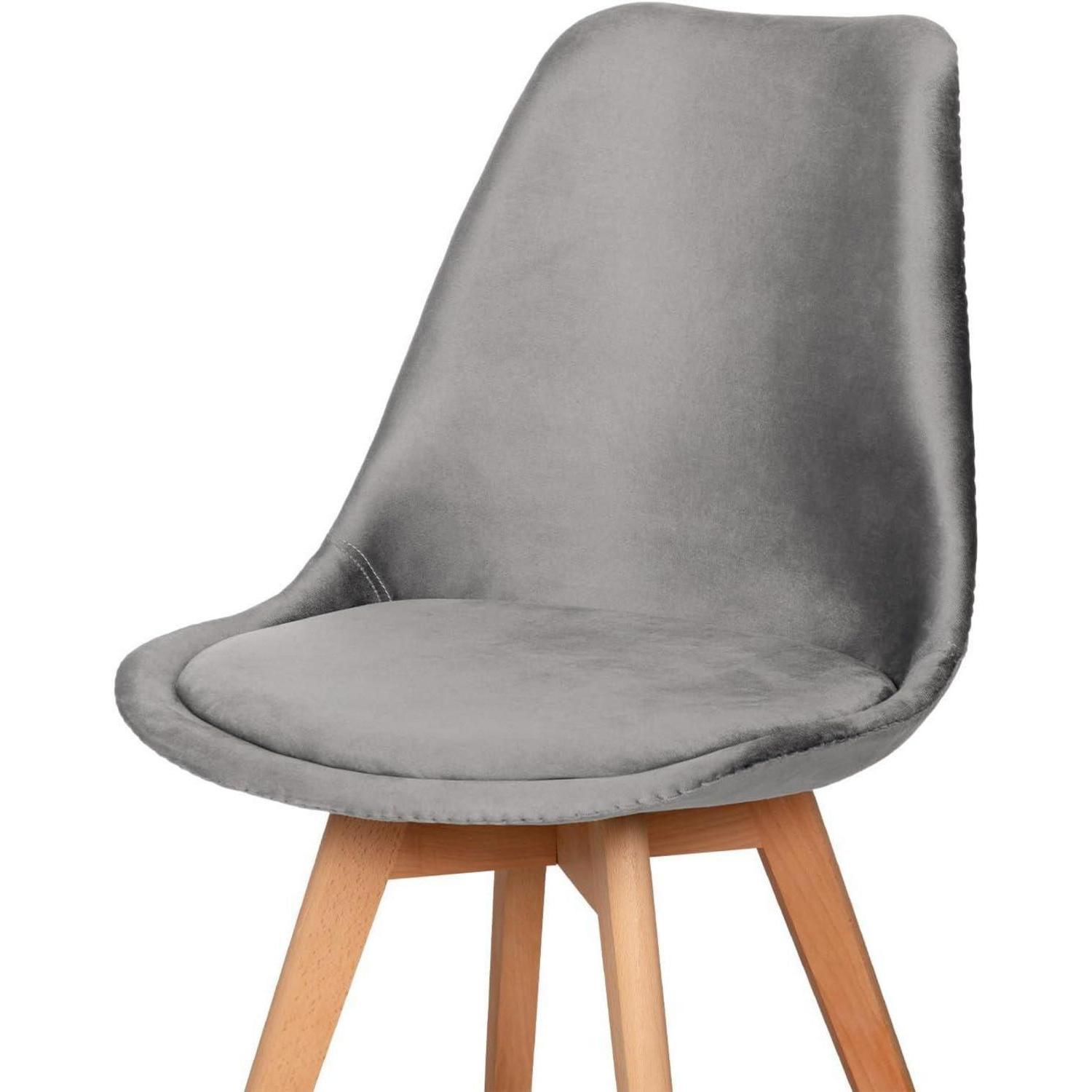 Moderna sedia in velluto grigio con gambe in legno su fondo bianco.