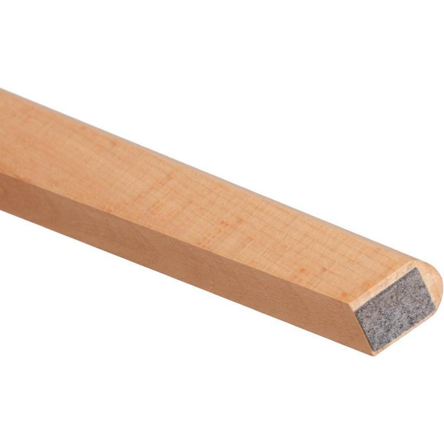 Un palo di legno con un feltrino grigio sull'estremità inclinata su sfondo bianco.