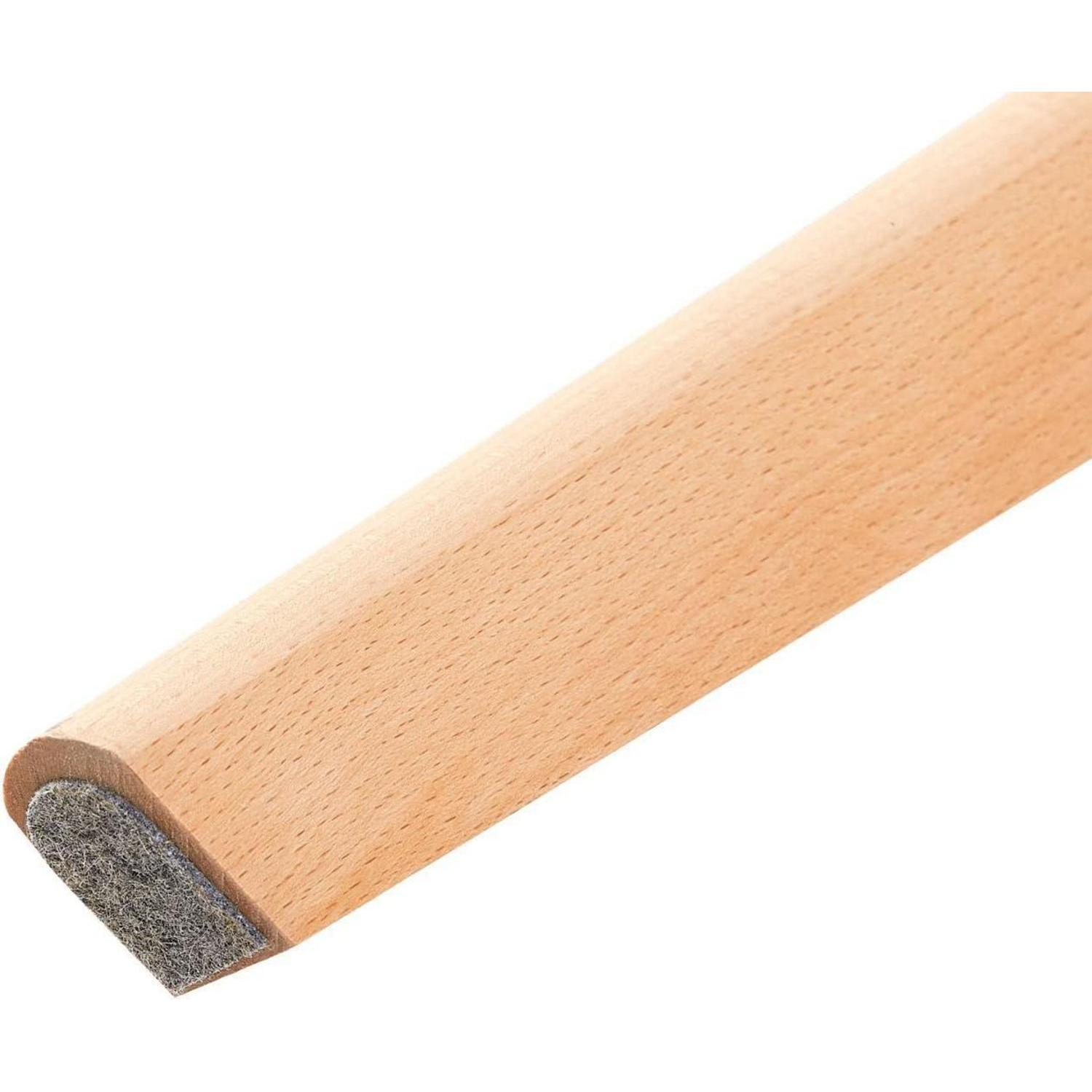 Una gamba di mobile in legno chiaro con feltrino grigio alla base.