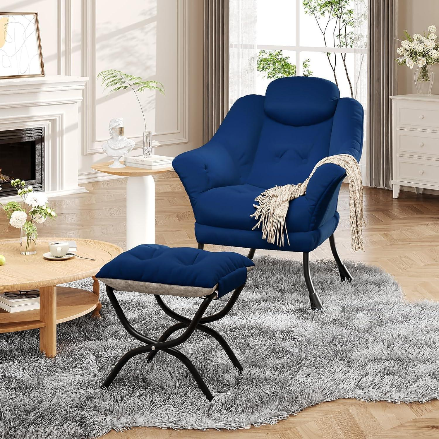 Poltrona blu con poggiapiedi coordinato su tappeto grigio soffice in salotto luminoso.