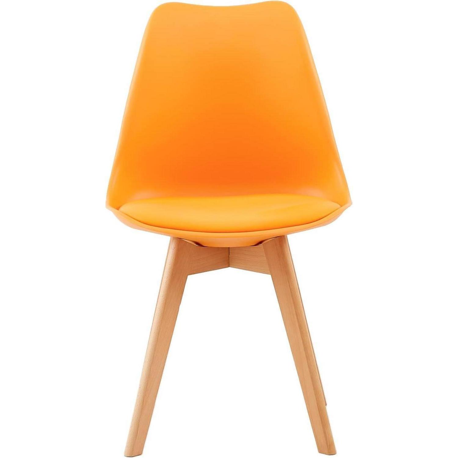 Una moderna sedia in plastica arancione con gambe in legno su fondo bianco.