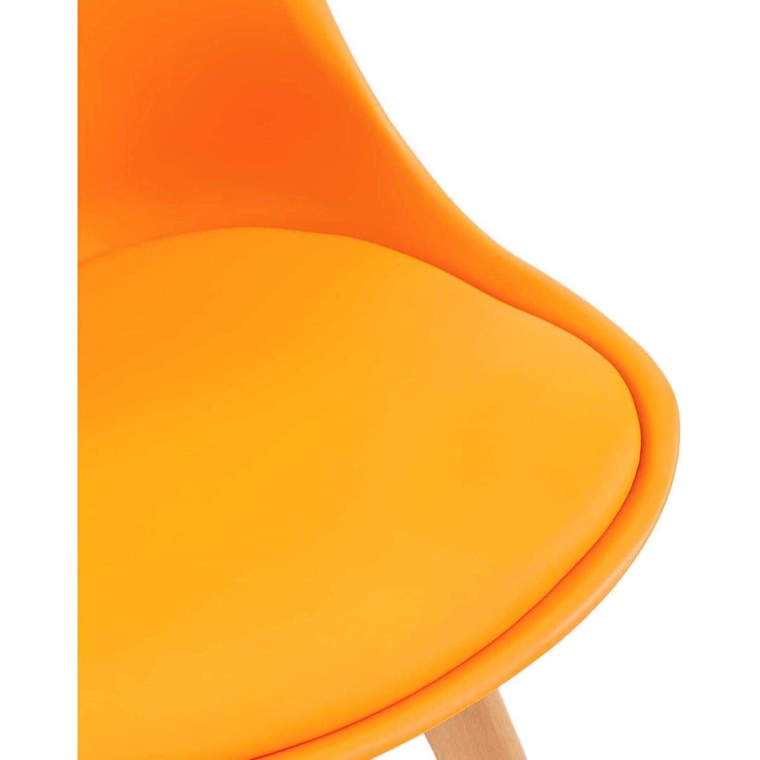 Primo piano della seduta di una sedia arancione su sfondo bianco.