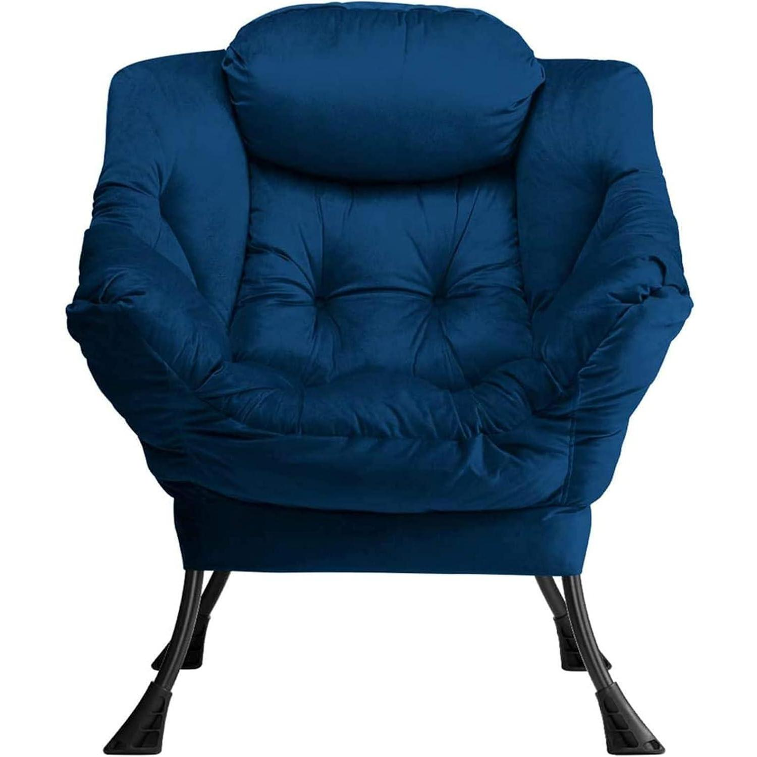 Una poltrona in peluche blu con cuscini e gambe in metallo nero su sfondo bianco.