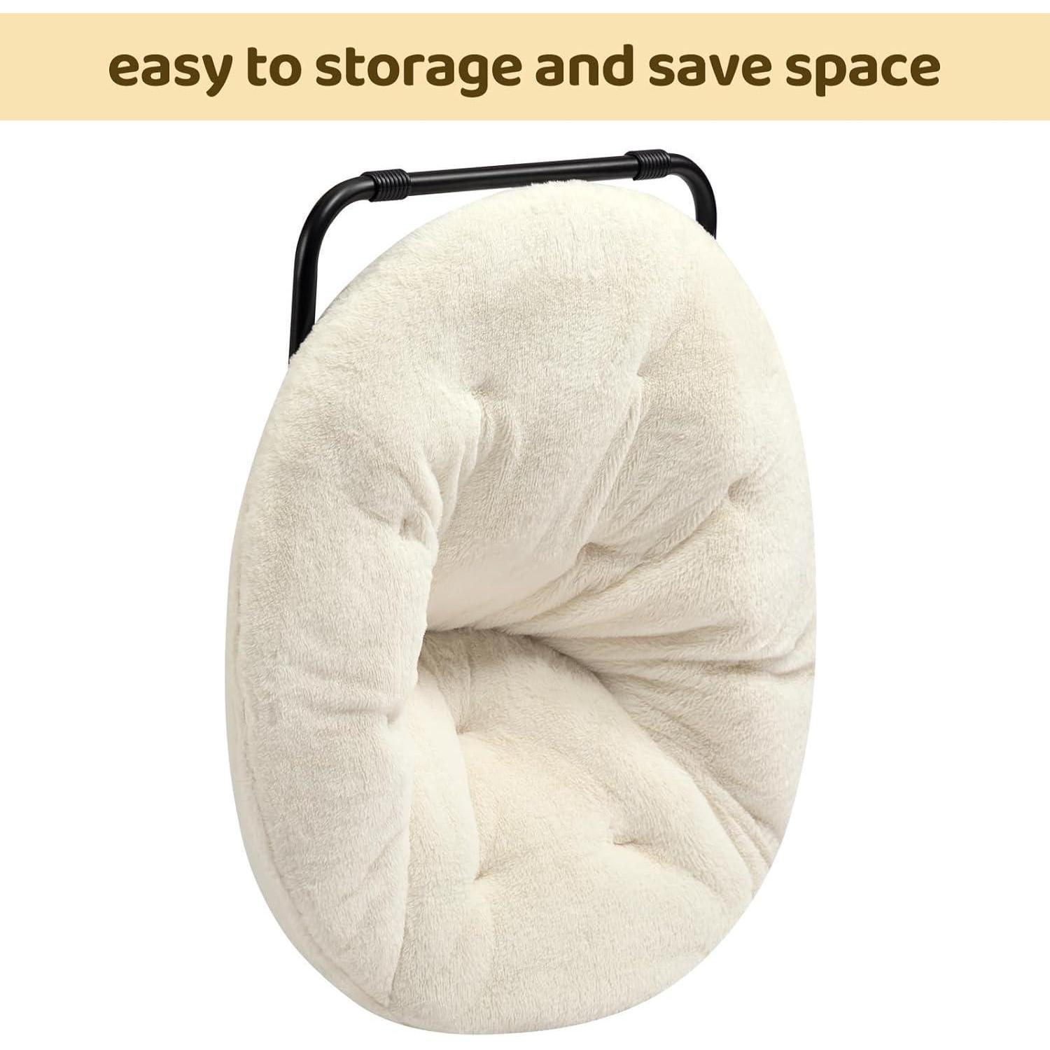 Una poltrona sacco pieghevole in peluche bianco è piegata su uno sfondo chiaro.