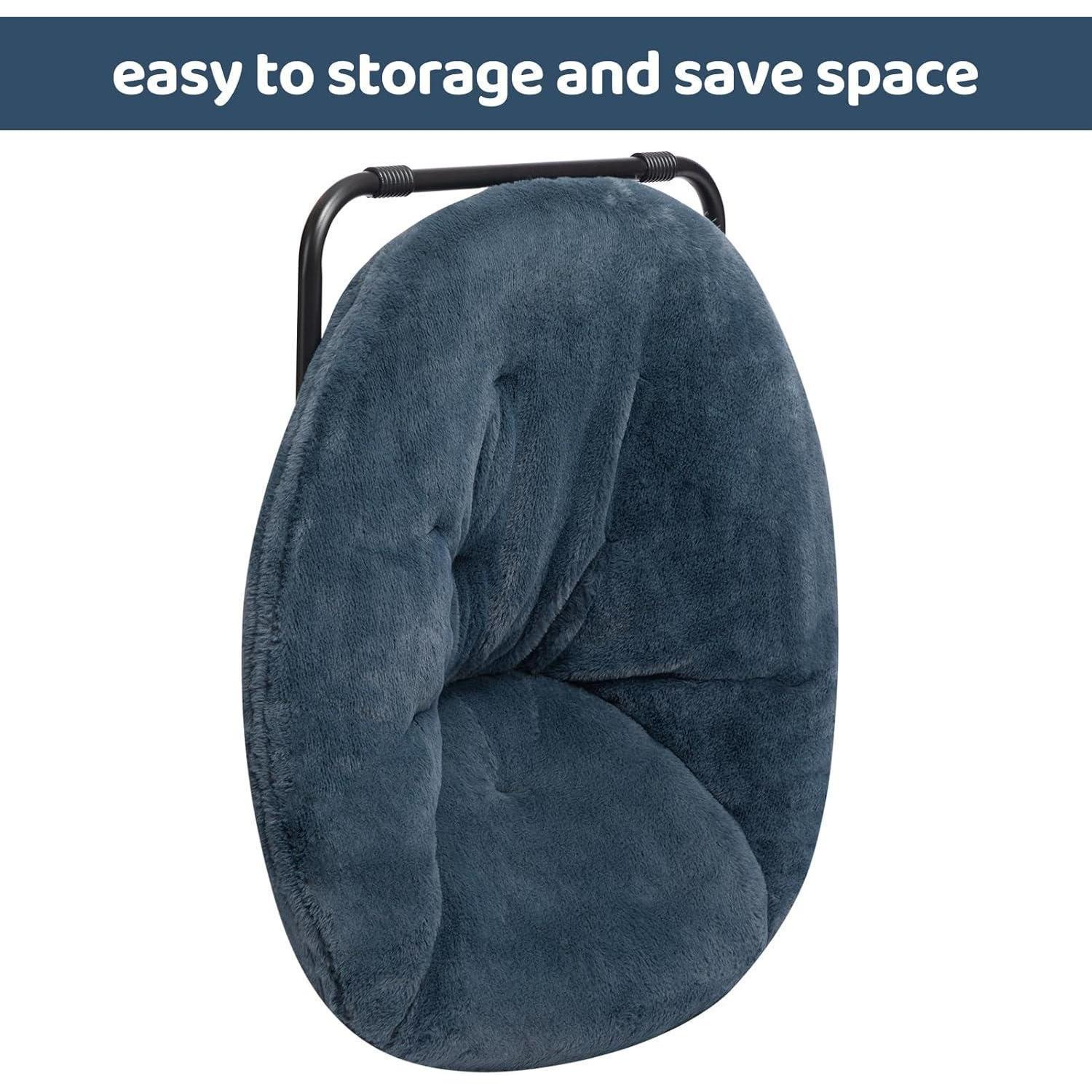 Una sedia a placca in peluche blu pieghevole con telaio in metallo nero su sfondo bianco.