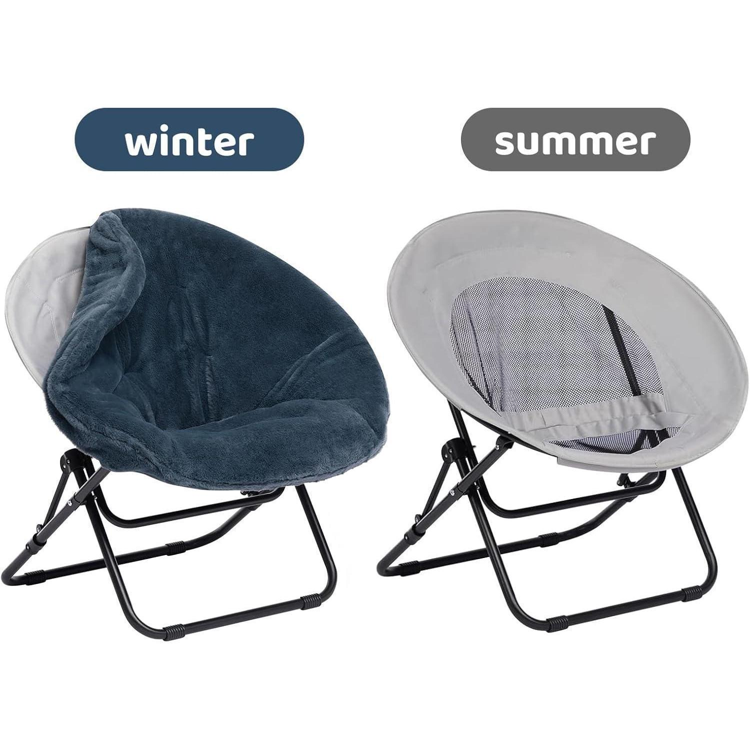 Una sedia a gondola pieghevole con peluche blu per l'inverno e rete grigia per l'estate.