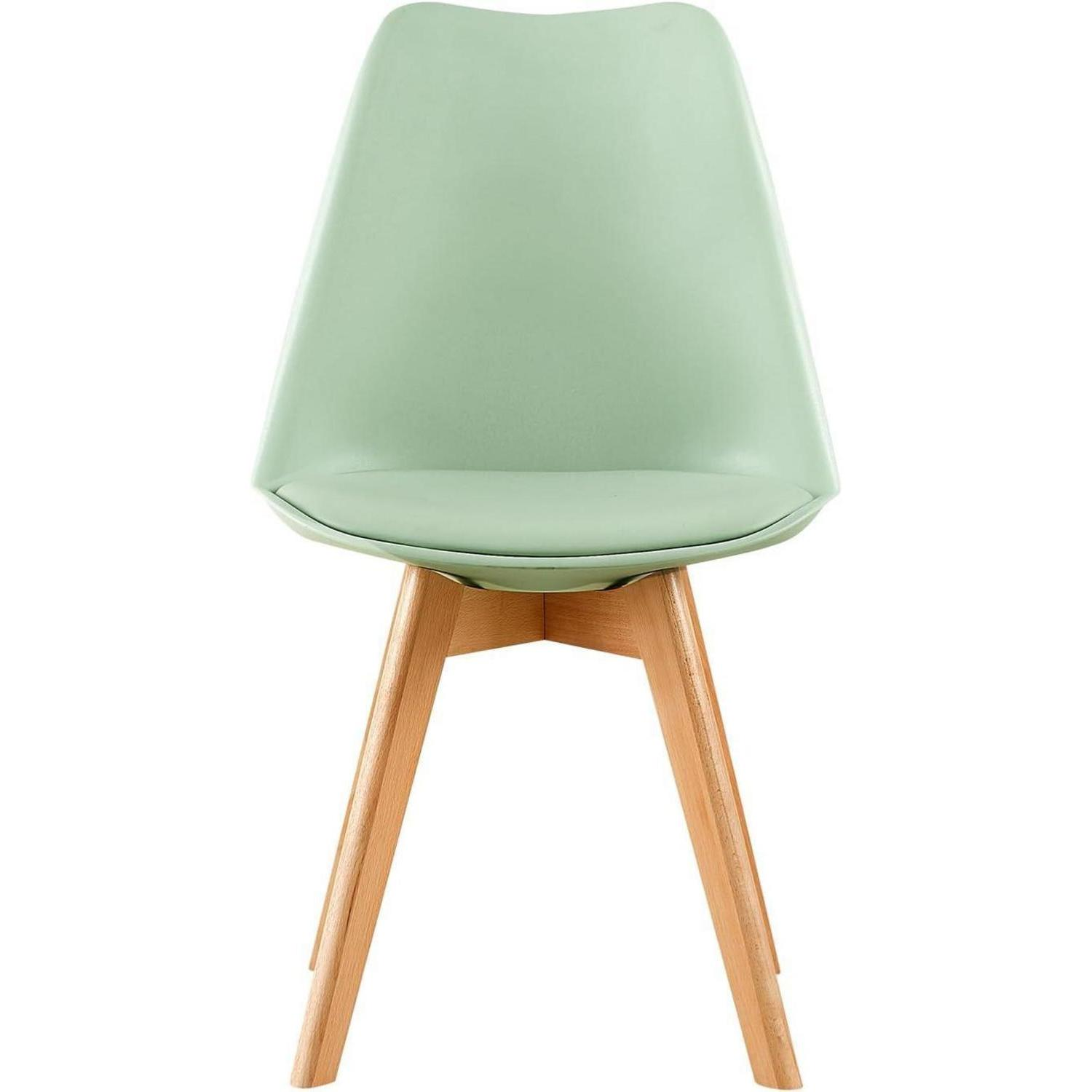 Una sedia verde menta con gambe in legno su sfondo bianco.