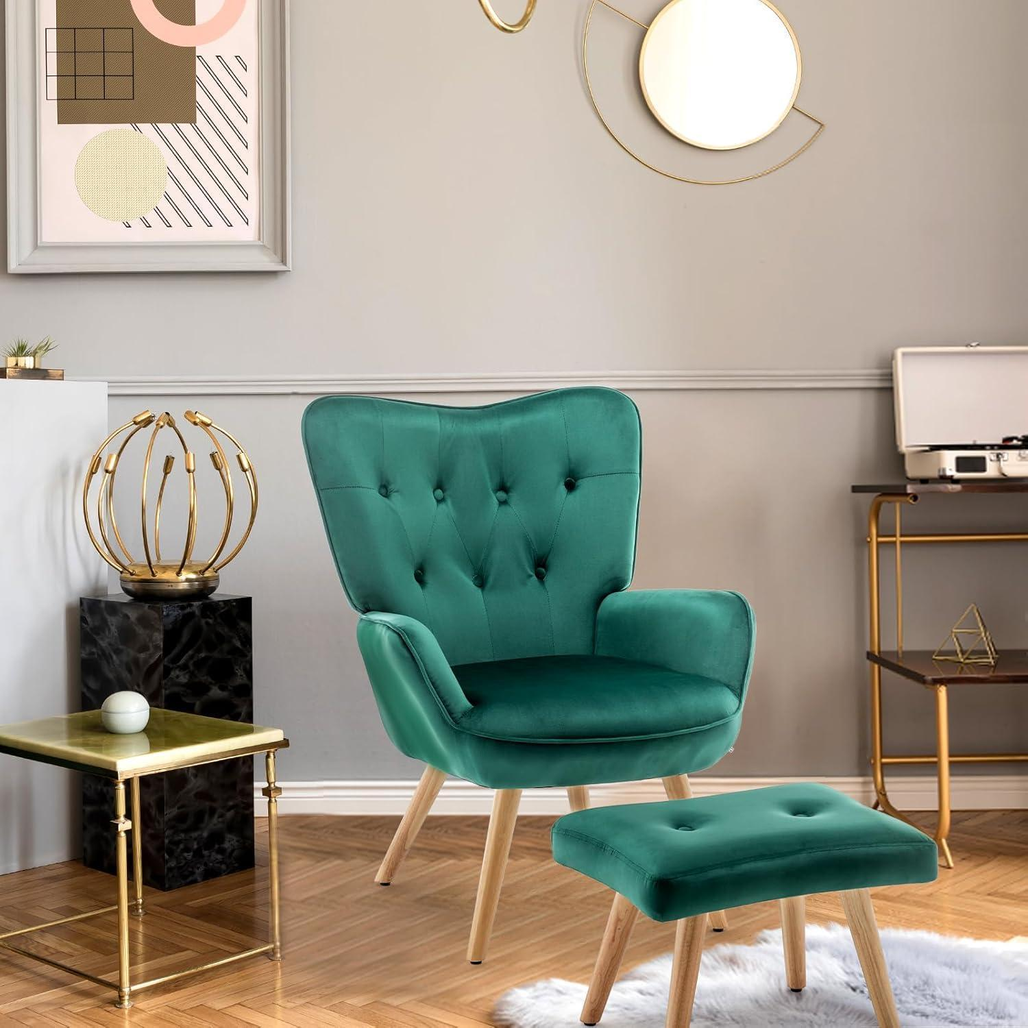 Una poltrona in velluto verde con pouf abbinato davanti a una parete grigia, impreziosita da dettagli dorati.