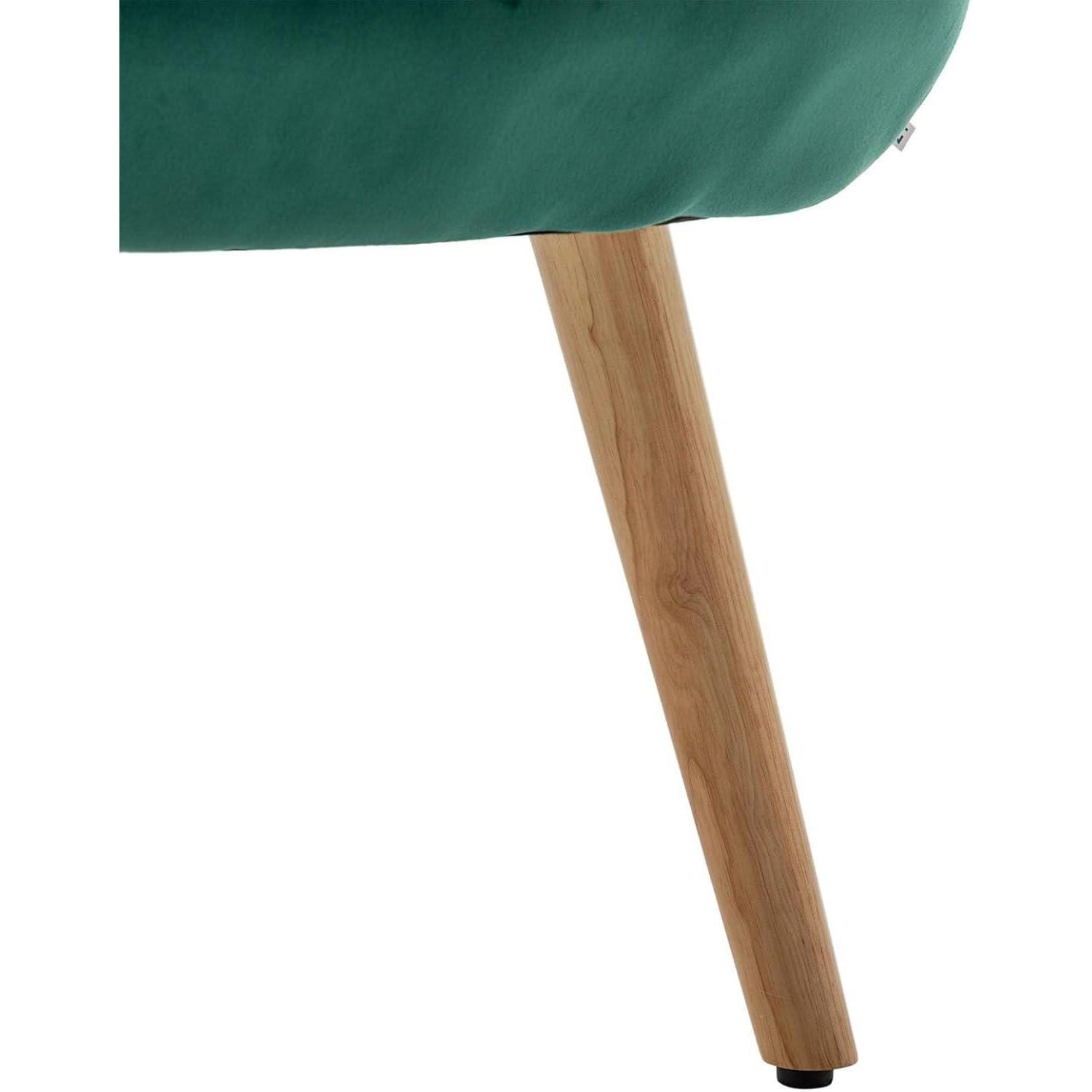 Primo piano di una gamba di legno su una seduta imbottita verde su fondo bianco.
