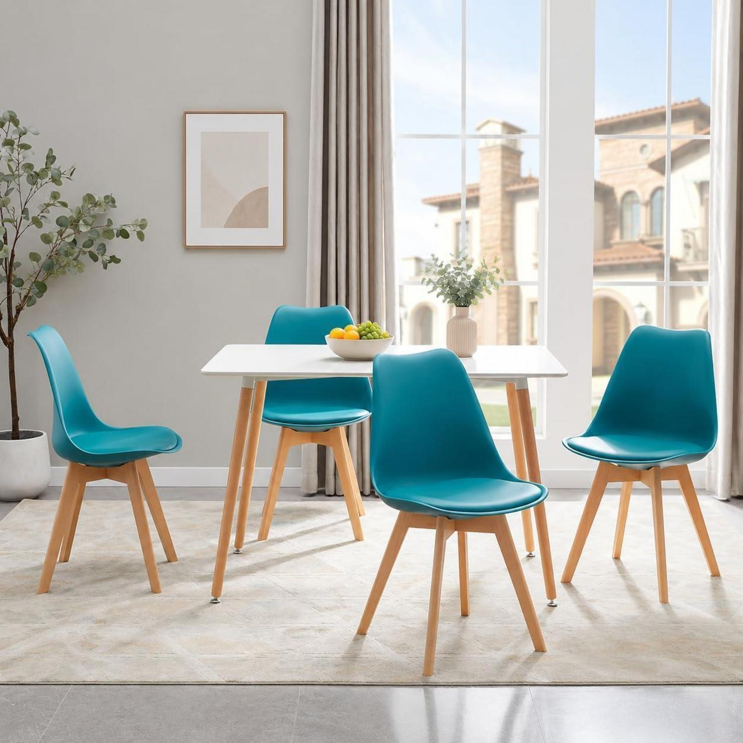 Un tavolo da pranzo bianco con quattro sedie blu chiaro e gambe in legno su un tappeto.