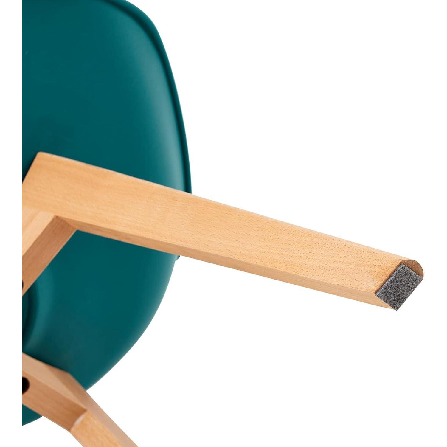 Primo piano di una gamba di sedia in legno con feltrino, attaccata a una seduta verde.
