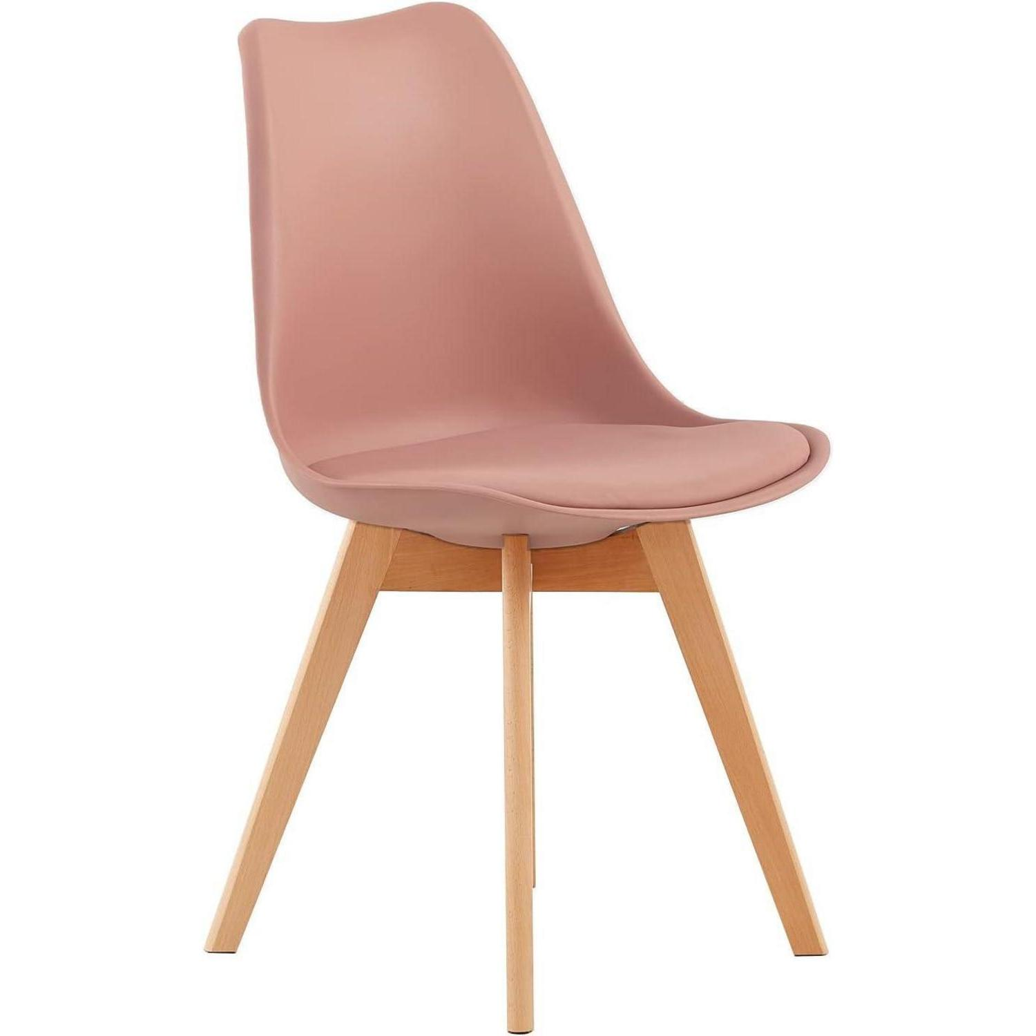 Una sedia moderna rosa pastello con scocca arrotondata e gambe in legno chiaro su sfondo bianco.