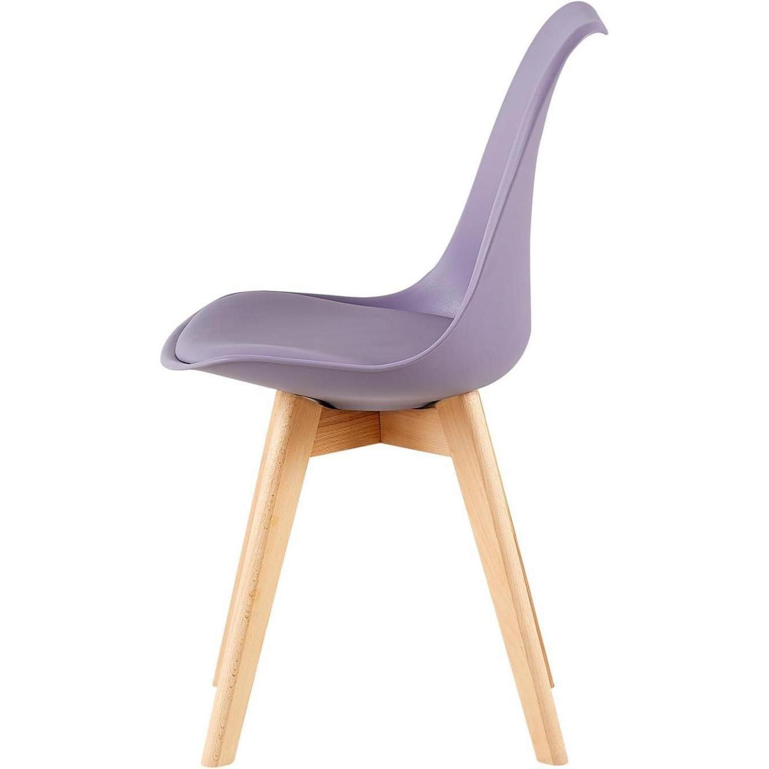 Una sedia viola con gambe in legno su sfondo bianco.