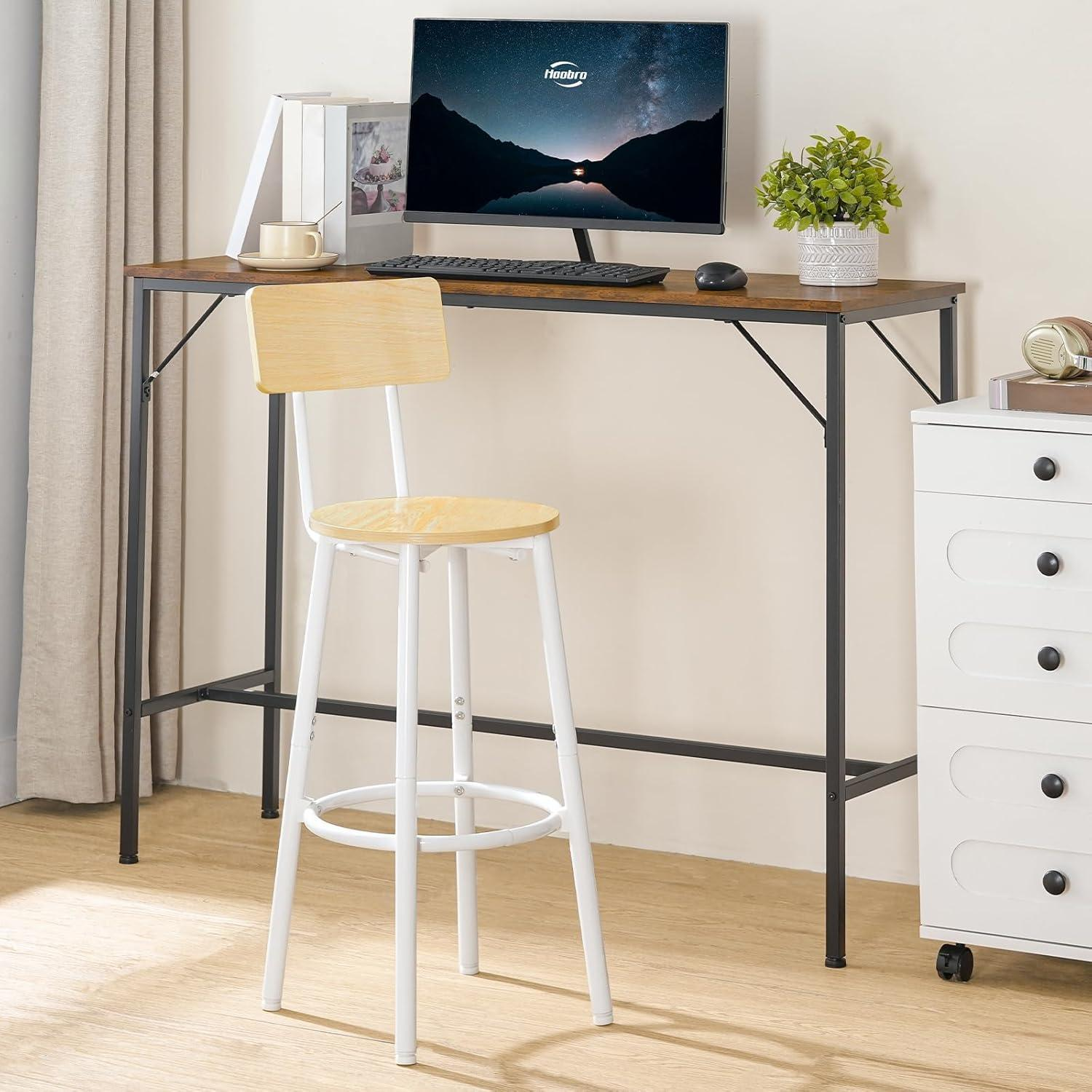 Una scrivania elegante con monitor, tastiera, pianta e una sedia alta abbinata in primo piano.