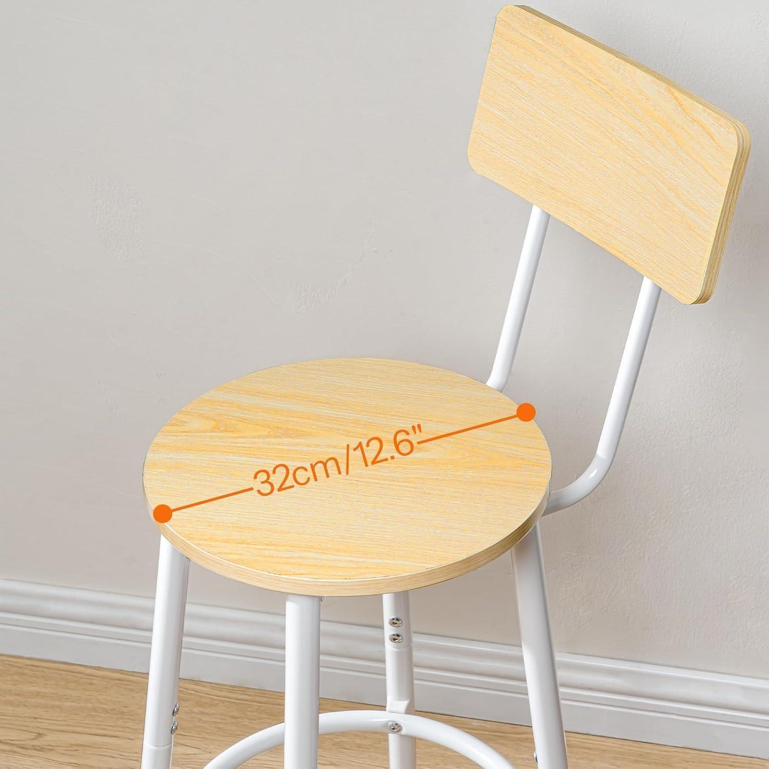 Un piccolo sgabello in legno con base in metallo bianco e schienale, larghezza seduta 32 cm.