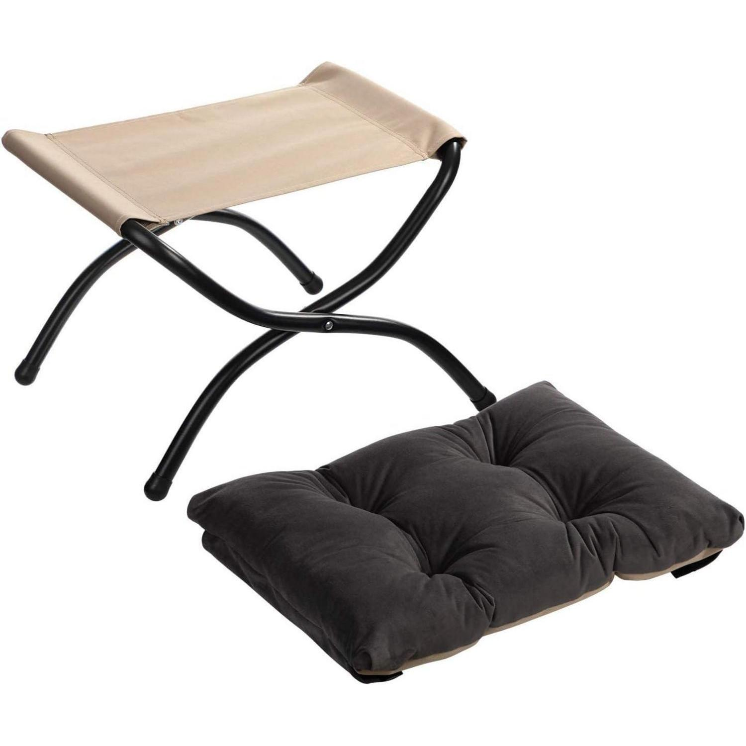 Sgabello pieghevole beige con struttura in metallo nero e cuscino grigio scuro separato su sfondo bianco.