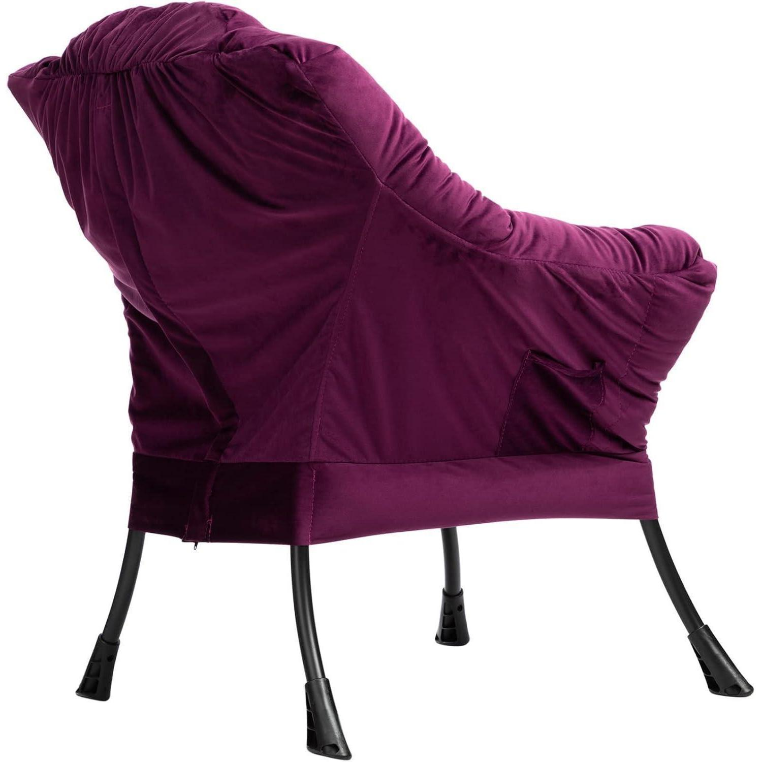 Vista posteriore di una poltrona in velluto viola con cuscino e gambe in metallo nero.