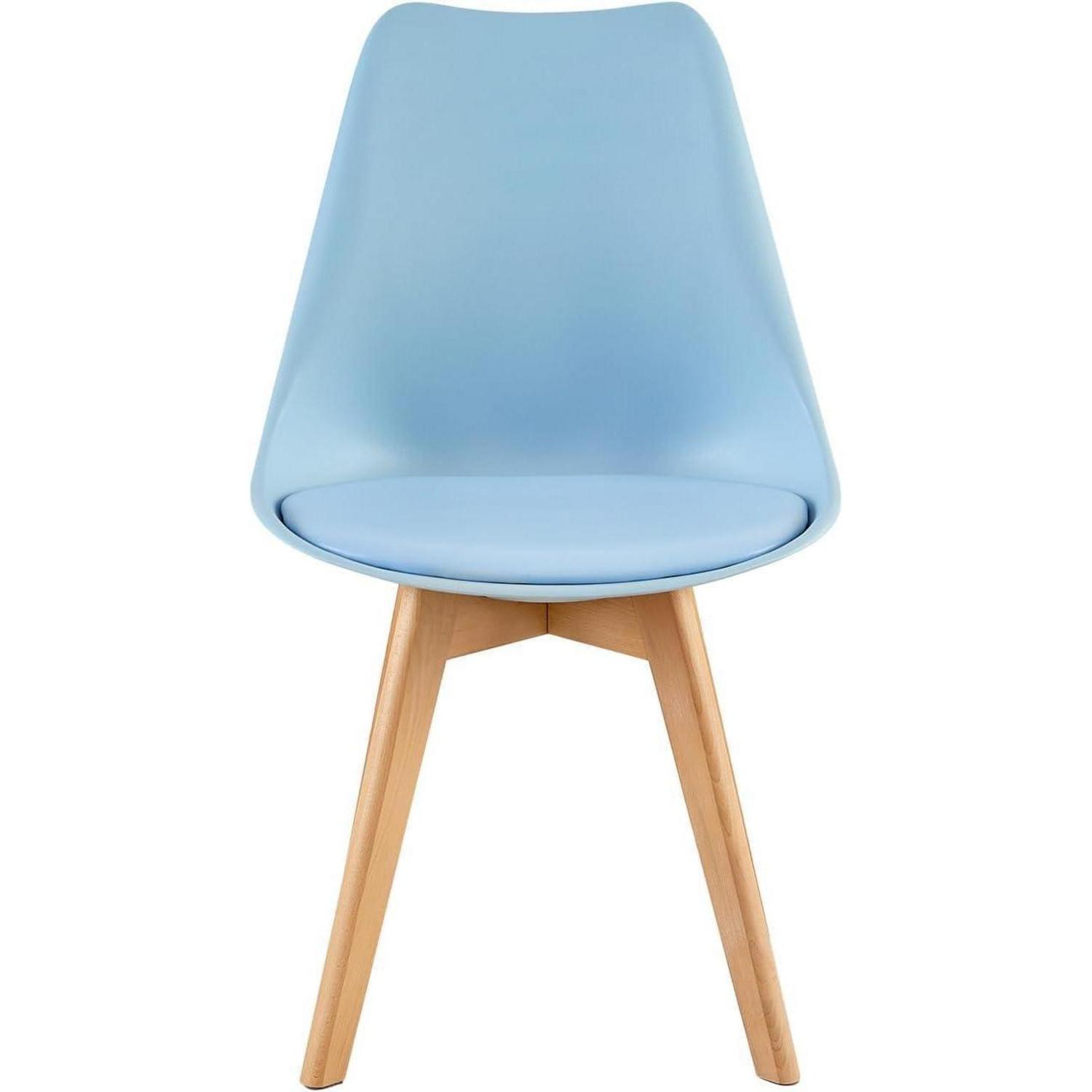 Una sedia in plastica azzurro chiaro con cuscino coordinato e gambe in legno su sfondo bianco.