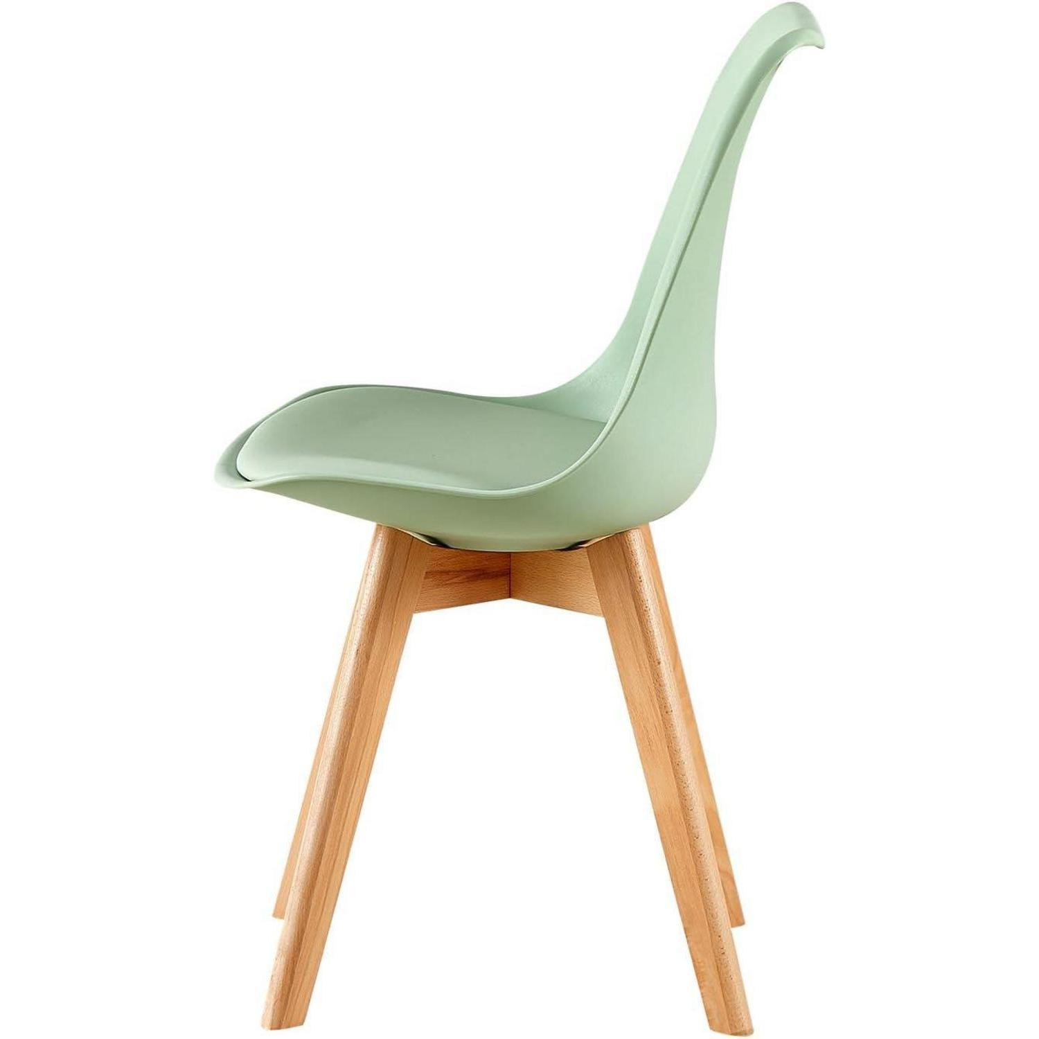 Una sedia moderna con scocca verde chiaro e quattro gambe in legno chiaro su sfondo bianco.