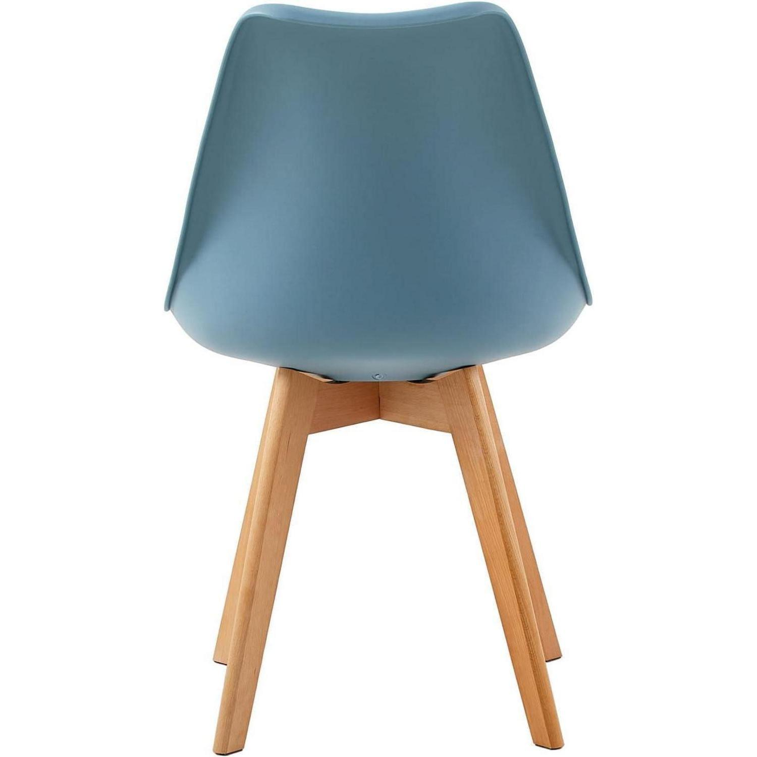 Vista posteriore di una sedia in plastica azzurra con gambe in legno marrone chiaro su sfondo bianco.