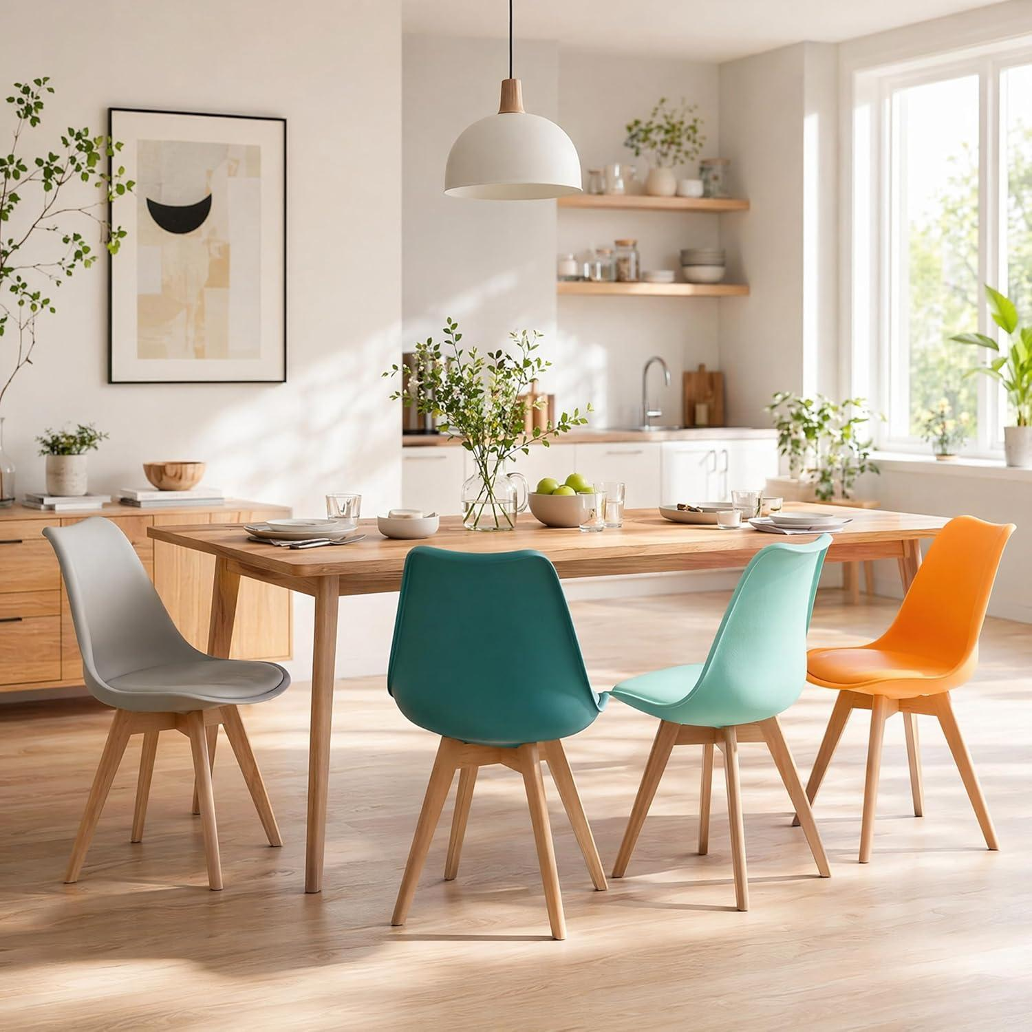 Luminosa sala da pranzo moderna con tavolo in legno e sedie colorate in grigio, ottanio, menta e arancione.