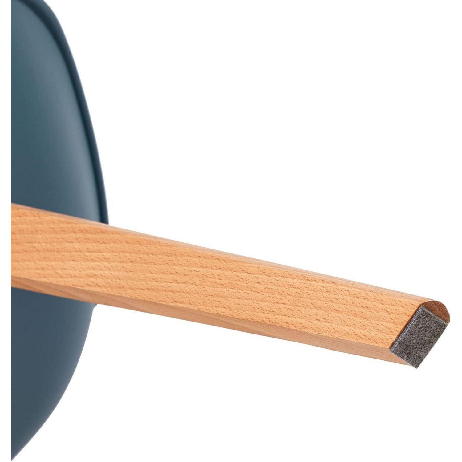 Gamba di sedia in legno chiaro con feltrino sul fondo su sfondo bianco.