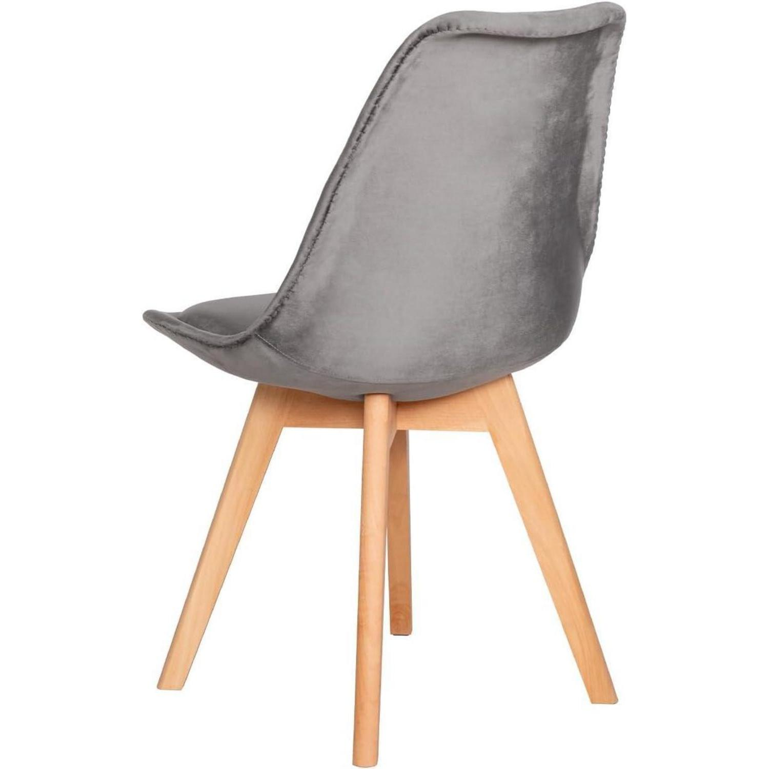 Una sedia da pranzo imbottita grigia con quattro gambe in legno chiaro su sfondo bianco.